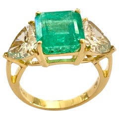 GIA Certified 5.05 Carat Colombian Emerald 'Munzo mine' 2 Diamonds 3.65 Carat