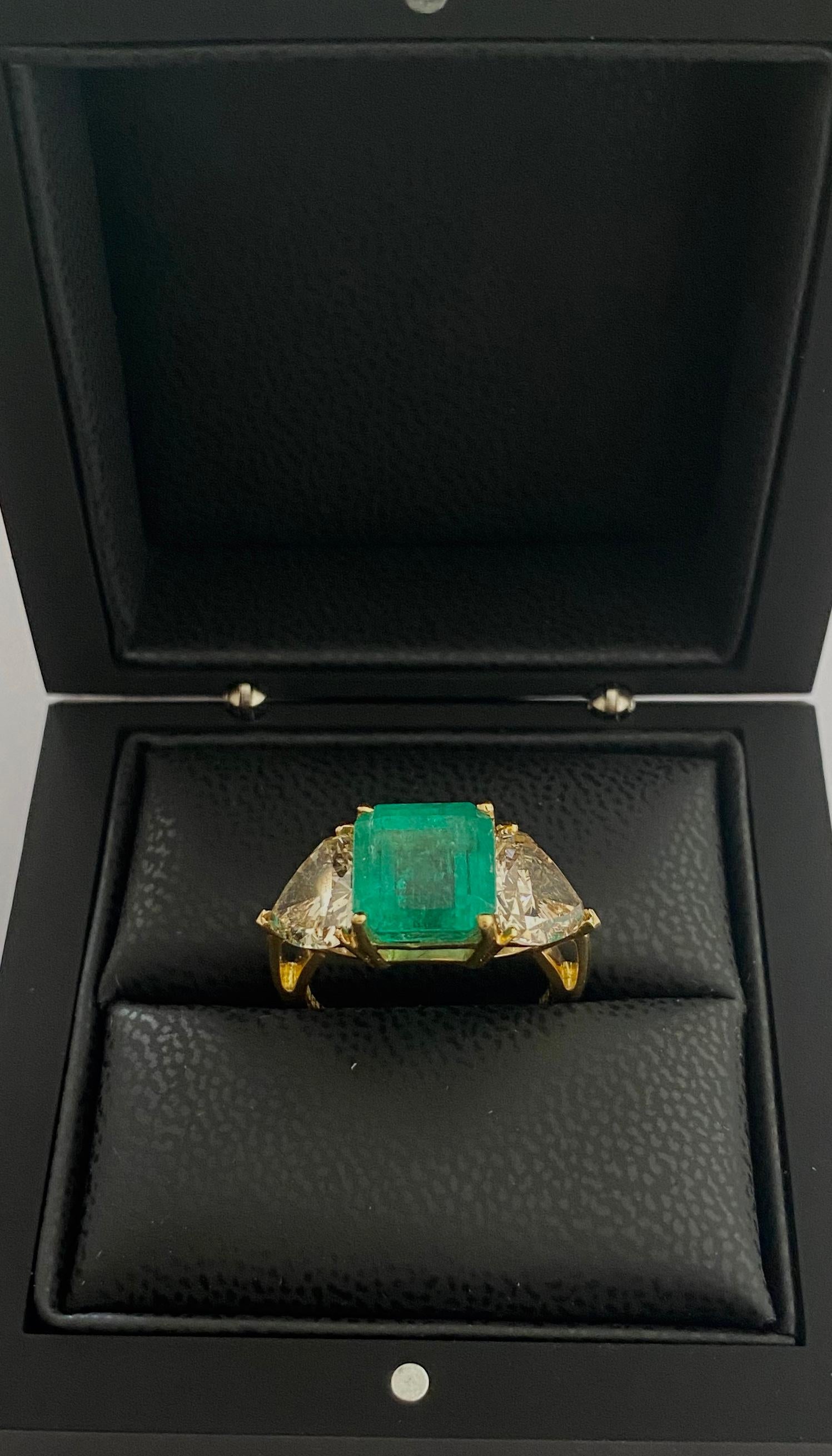 Modern GIA Certified 5.05 Carat Colombian Emerald 'Munzo mine' 2 Diamonds 3.65 Carat For Sale