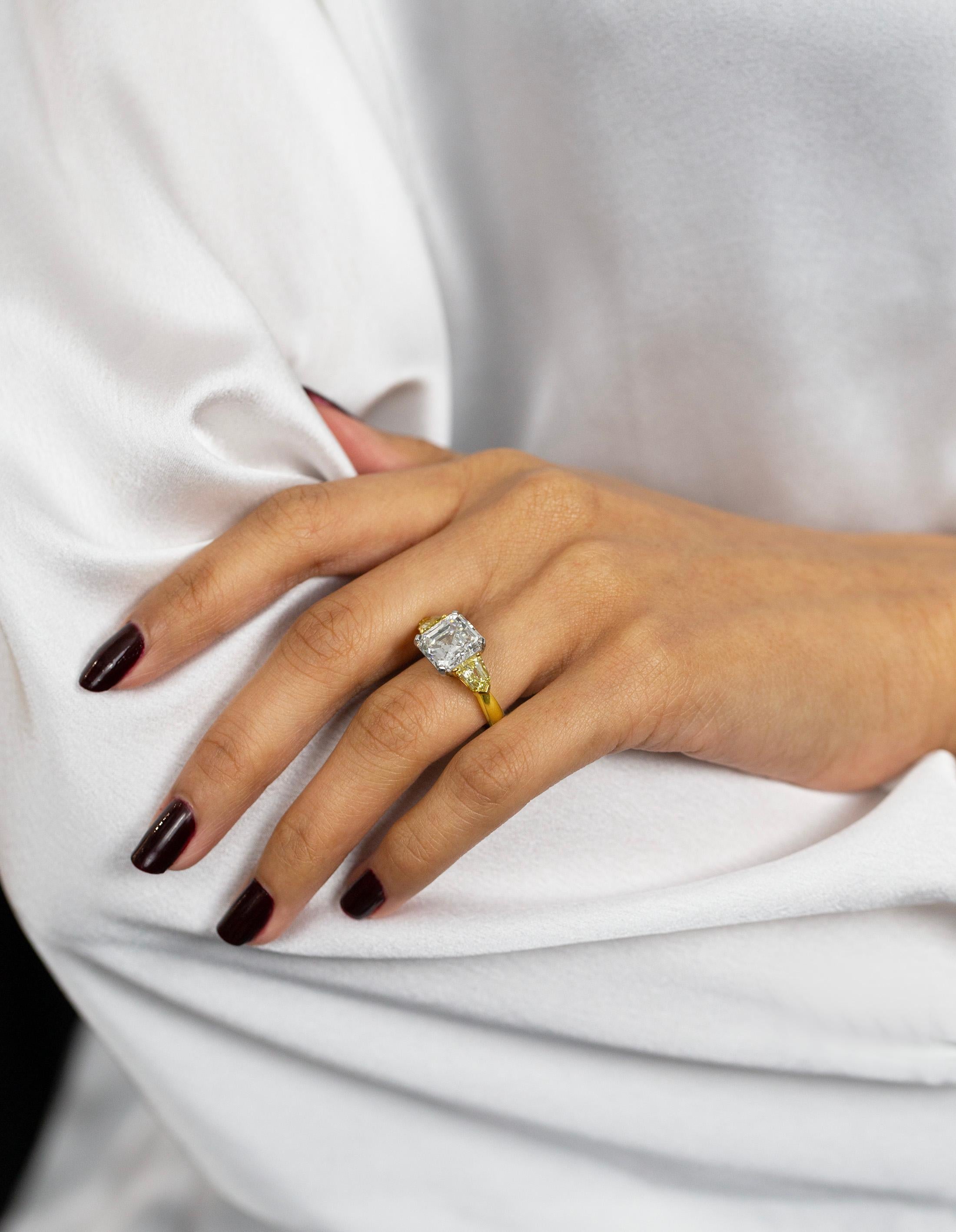Verlobungsring mit drei Steinen, GIA-zertifizierter 5,05 Karat Diamant im Asscher-Schliff im Zustand „Neu“ im Angebot in New York, NY