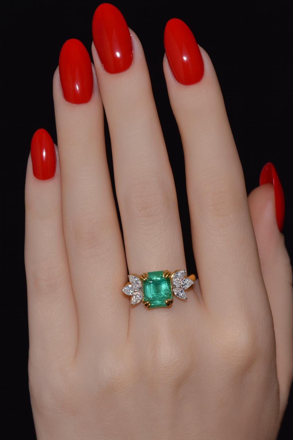 GIA zertifiziert 5,06 Karat Smaragd und Diamant 18K Gold Ring (Art déco) im Angebot