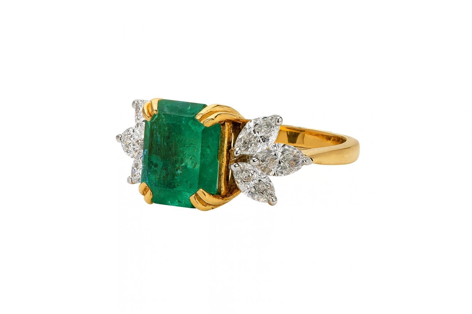 GIA zertifiziert 5,06 Karat Smaragd und Diamant 18K Gold Ring (Smaragdschliff) im Angebot