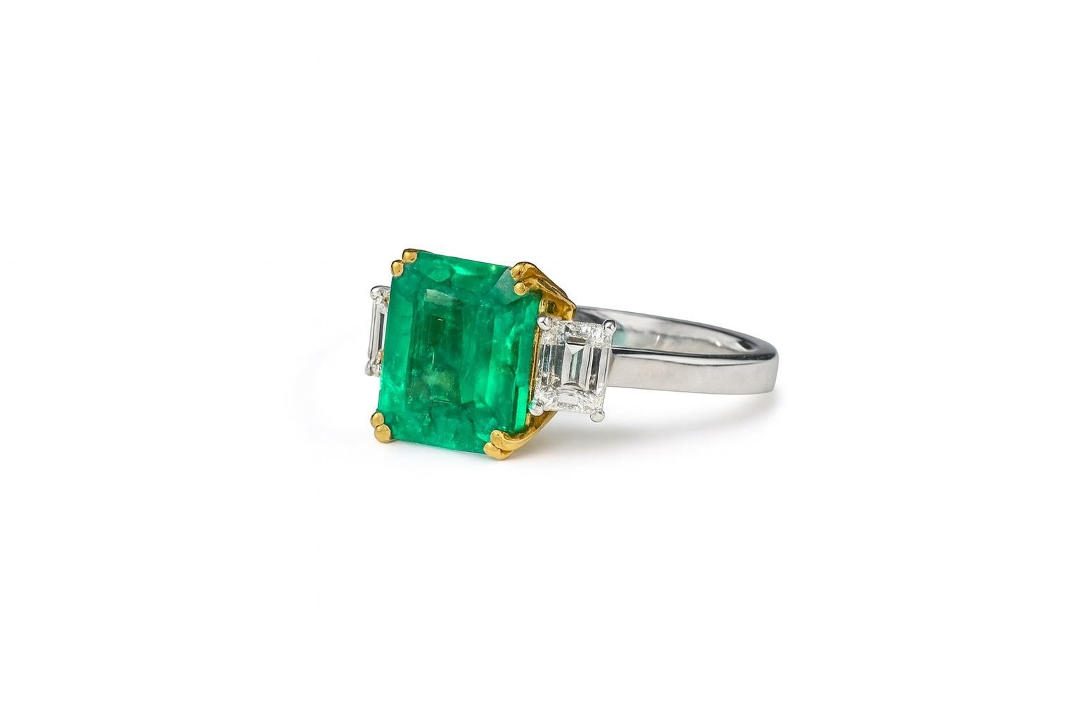 Bague en or 18 carats certifiée GIA de 5,06 carats d'émeraudes et de diamants Pour femmes en vente