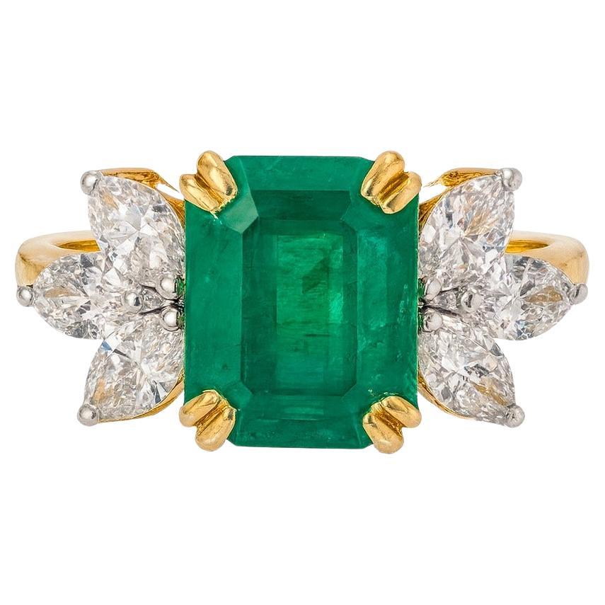 GIA zertifiziert 5,06 Karat Smaragd und Diamant 18K Gold Ring