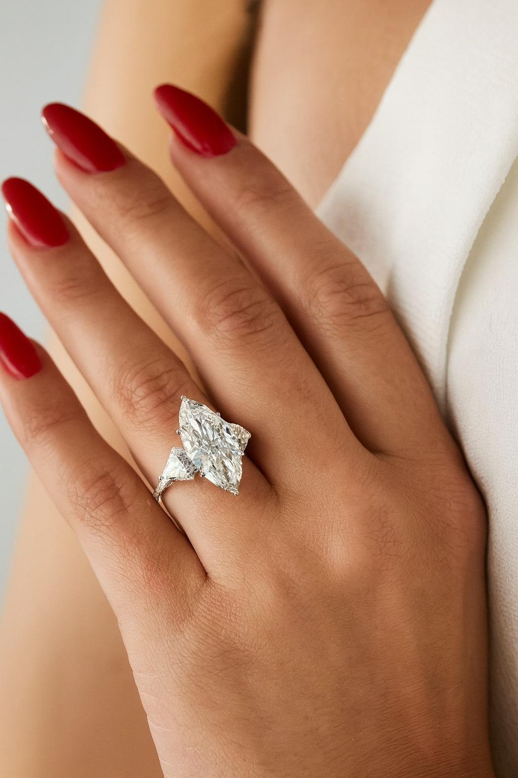 Anillo de diamante brillante marquesa de 5,07 quilates D sin defectos internos certificado por el GIA

Este extraordinario anillo exhibe un diamante Marquise Brilliant de 5,07 quilates certificado por el GIA, de color D y claridad Internamente