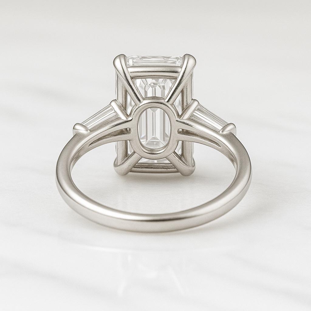 Création d'une élégance intemporelle de Cecil Eleg, cette bague exquise met en valeur un diamant radiant de 5,07 carats certifié par le GIA, magistralement serti dans du platine. La pierre centrale présente une remarquable silhouette allongée avec