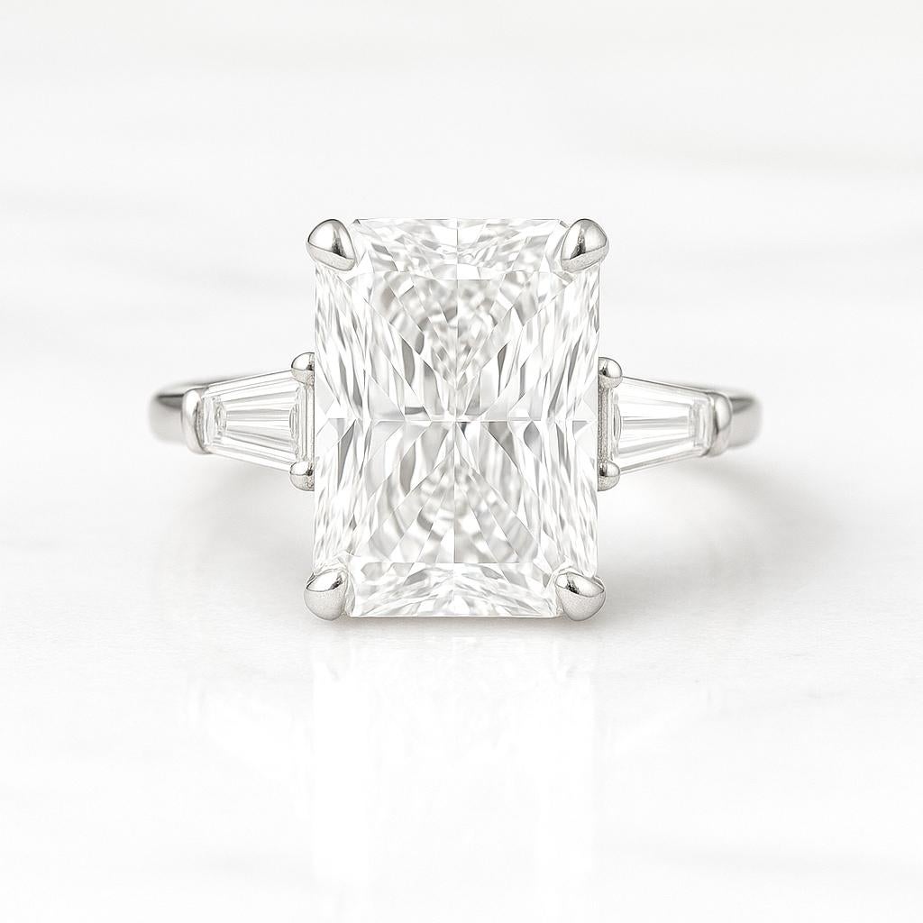 Taille radiant Bague de fiançailles en platine avec diamant de taille radiant de 5.07 carat certifiée par le GIA en vente