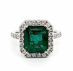 Anillo de oro blanco y amarillo con esmeralda y diamante blanco de 5,08 quilates certificado por el GIA