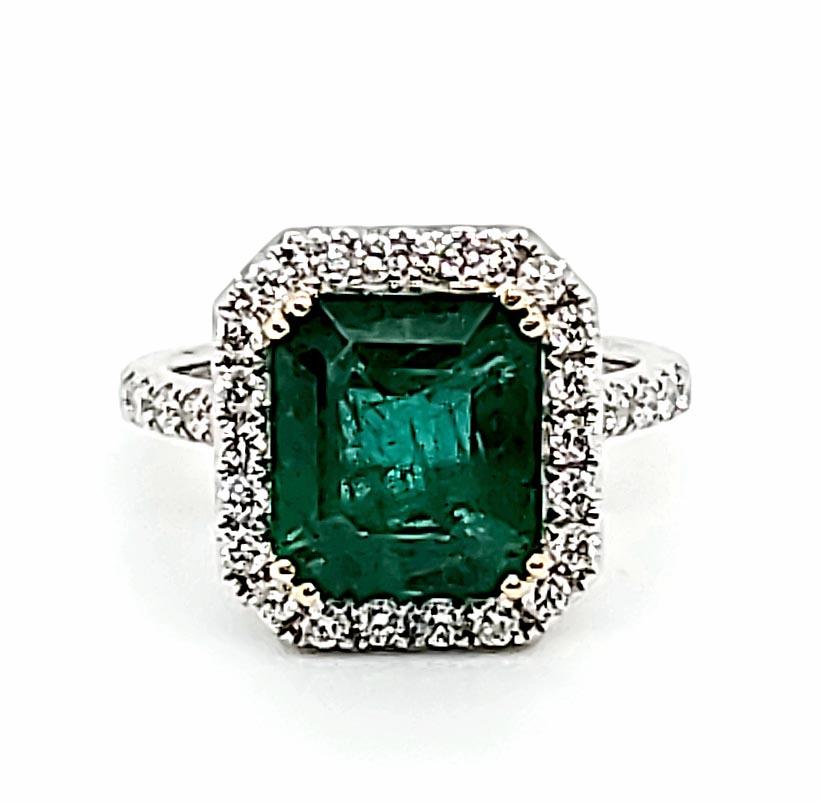 Weiß- und Gelbgoldring mit GIA-zertifiziertem 5,08 Karat Smaragd und weißem Diamant im Zustand „Neu“ im Angebot in New York, NY
