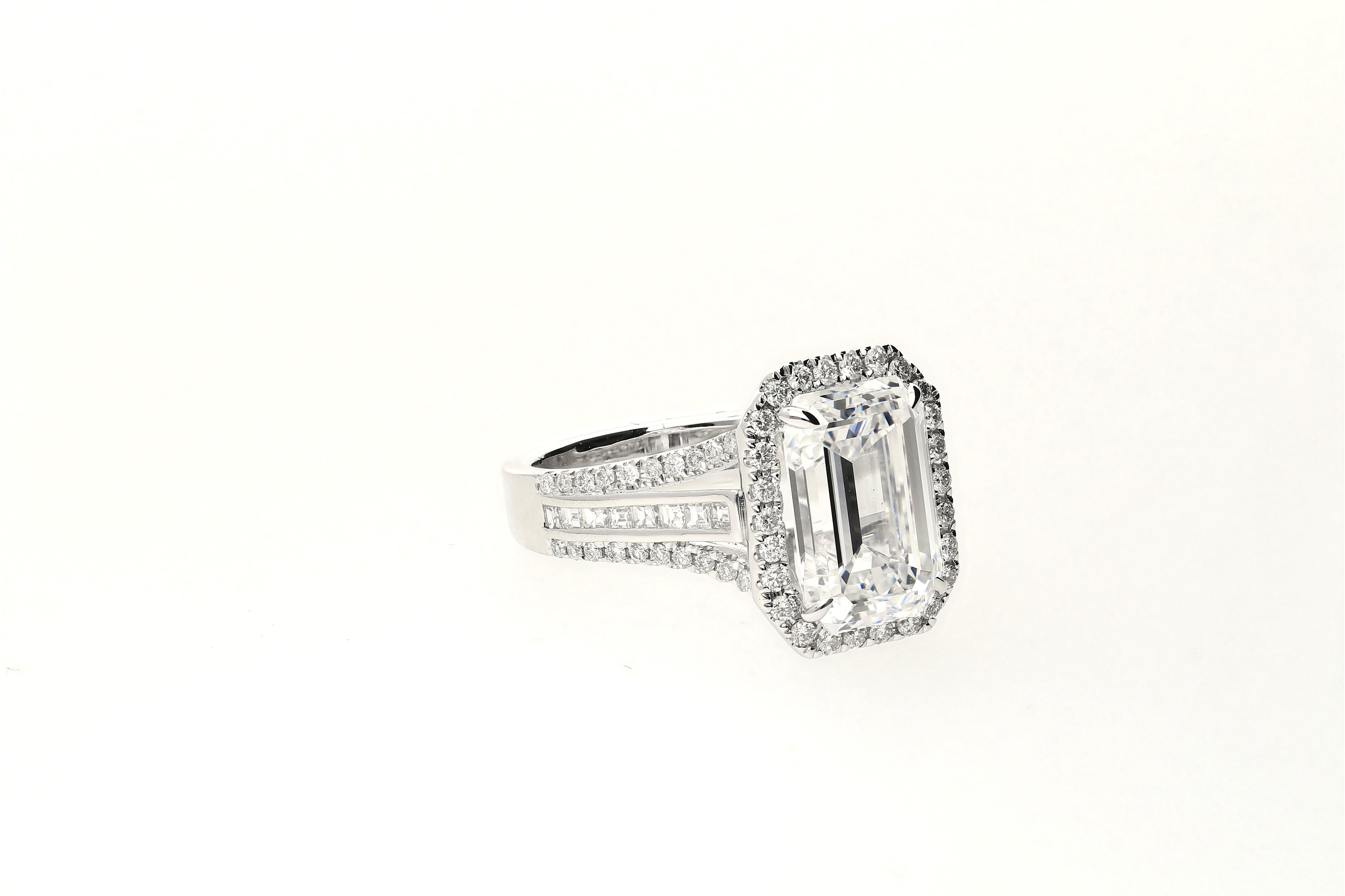 Bague 18 carats certifiée GIA, couleur D, clarté VVS2, diamant taille émeraude 5,09 carats Neuf - En vente à Miami, FL