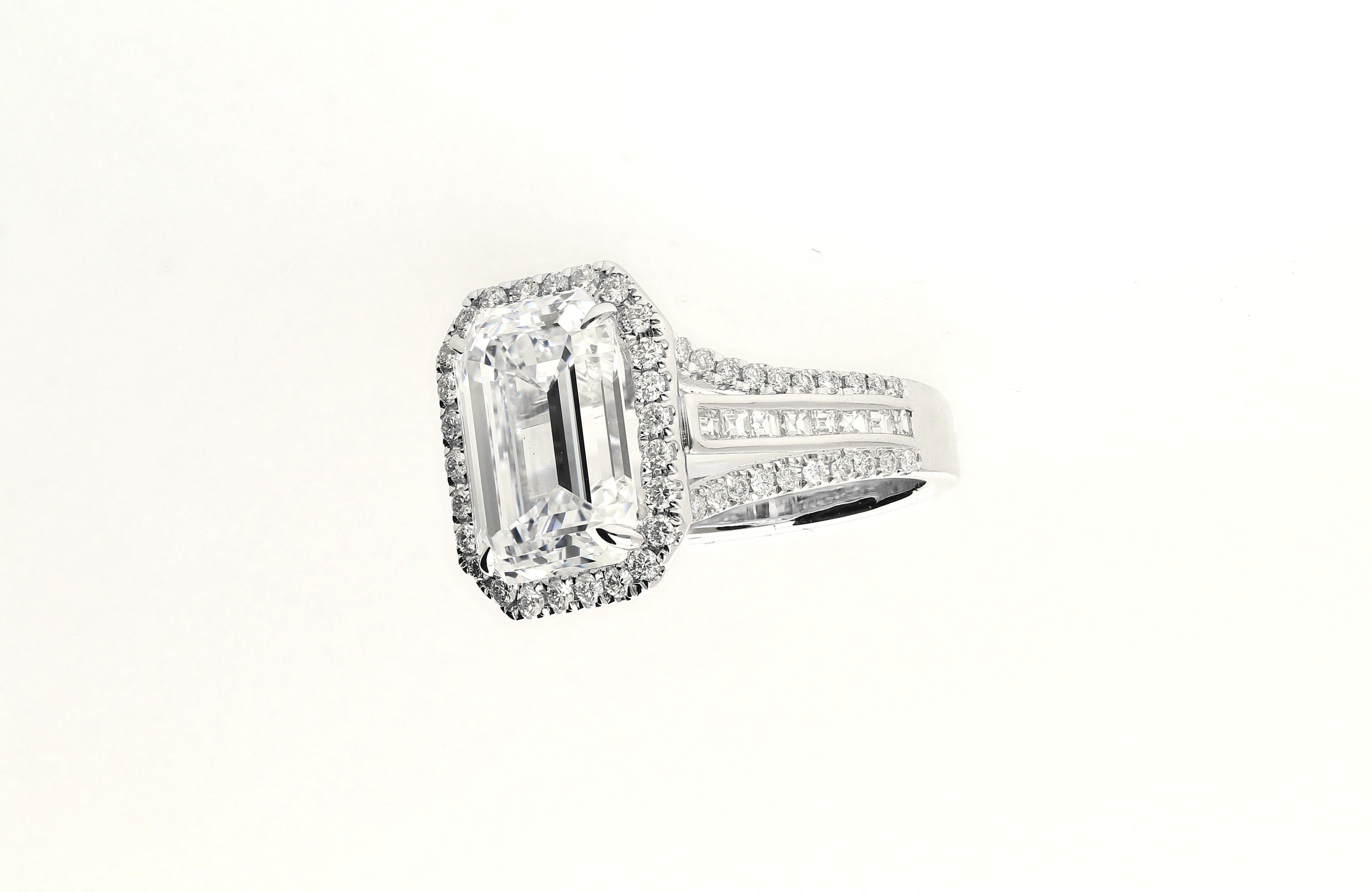 Bague 18 carats certifiée GIA, couleur D, clarté VVS2, diamant taille émeraude 5,09 carats Pour femmes en vente
