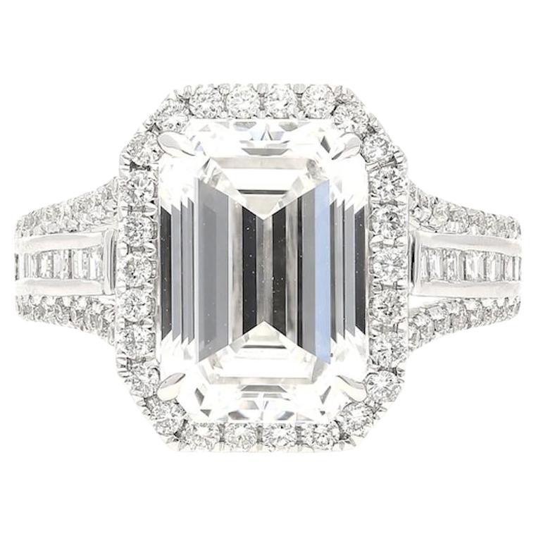 Bague 18 carats certifiée GIA, couleur D, clarté VVS2, diamant taille émeraude 5,09 carats en vente