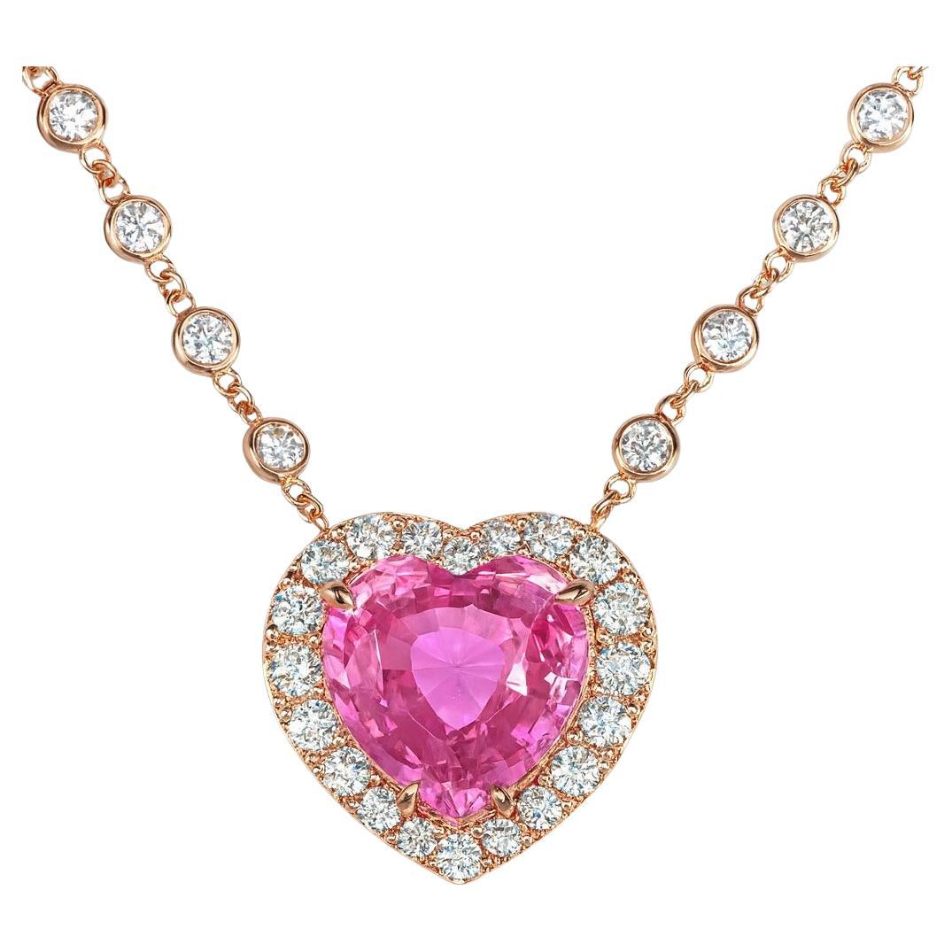 Esta exquisita joya exhibe un raro zafiro rosa natural en forma de corazón de 5,10 quilates certificado por el GIA, sin calentar y de un brillo excepcional. El tono rosa vibrante y transparente del zafiro se realza con gracia en un lujoso engaste de