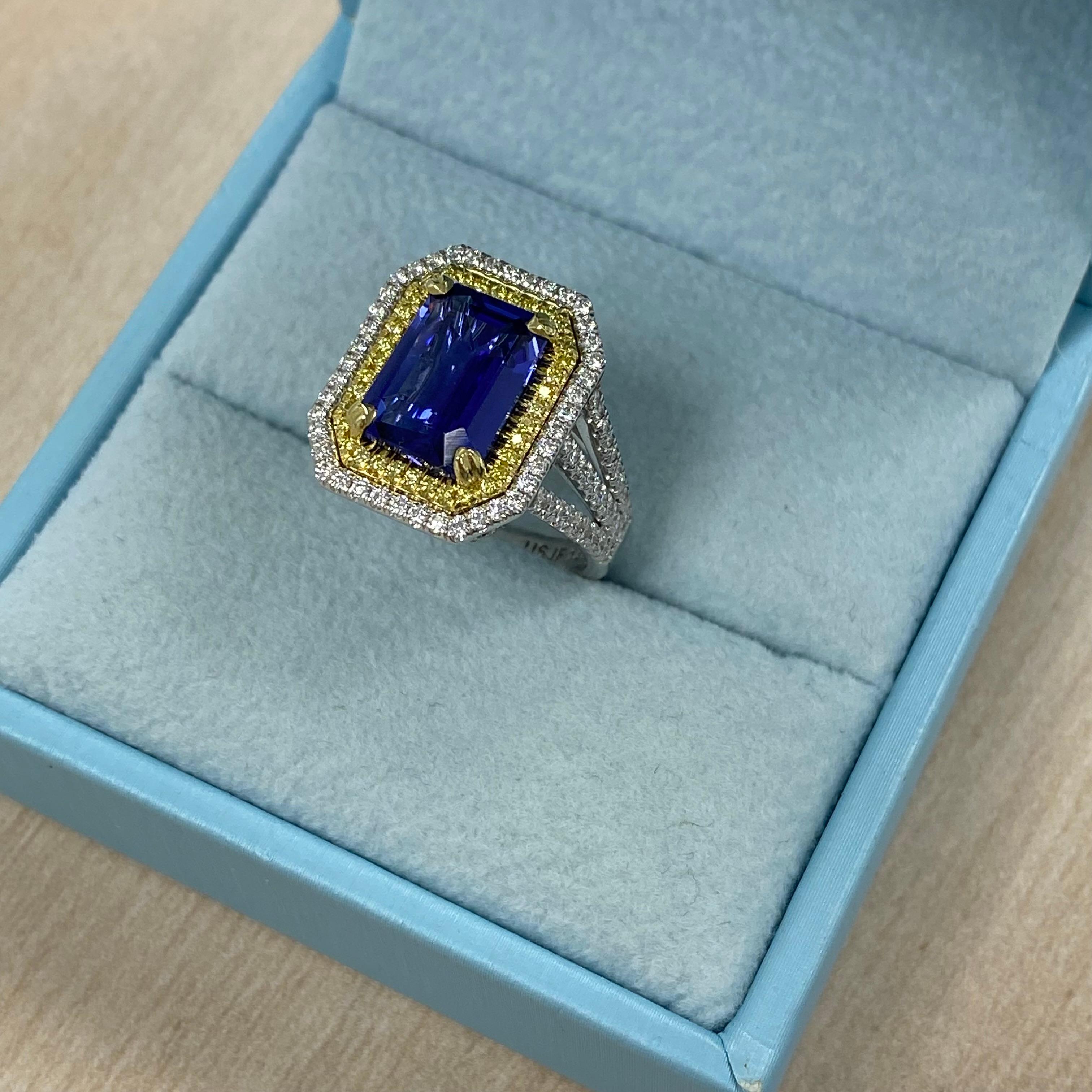 GIA Certified 5.10 Ctw Emerald Cut Tanzanite Diamond Halo Ring 14K White Gold en vente 4