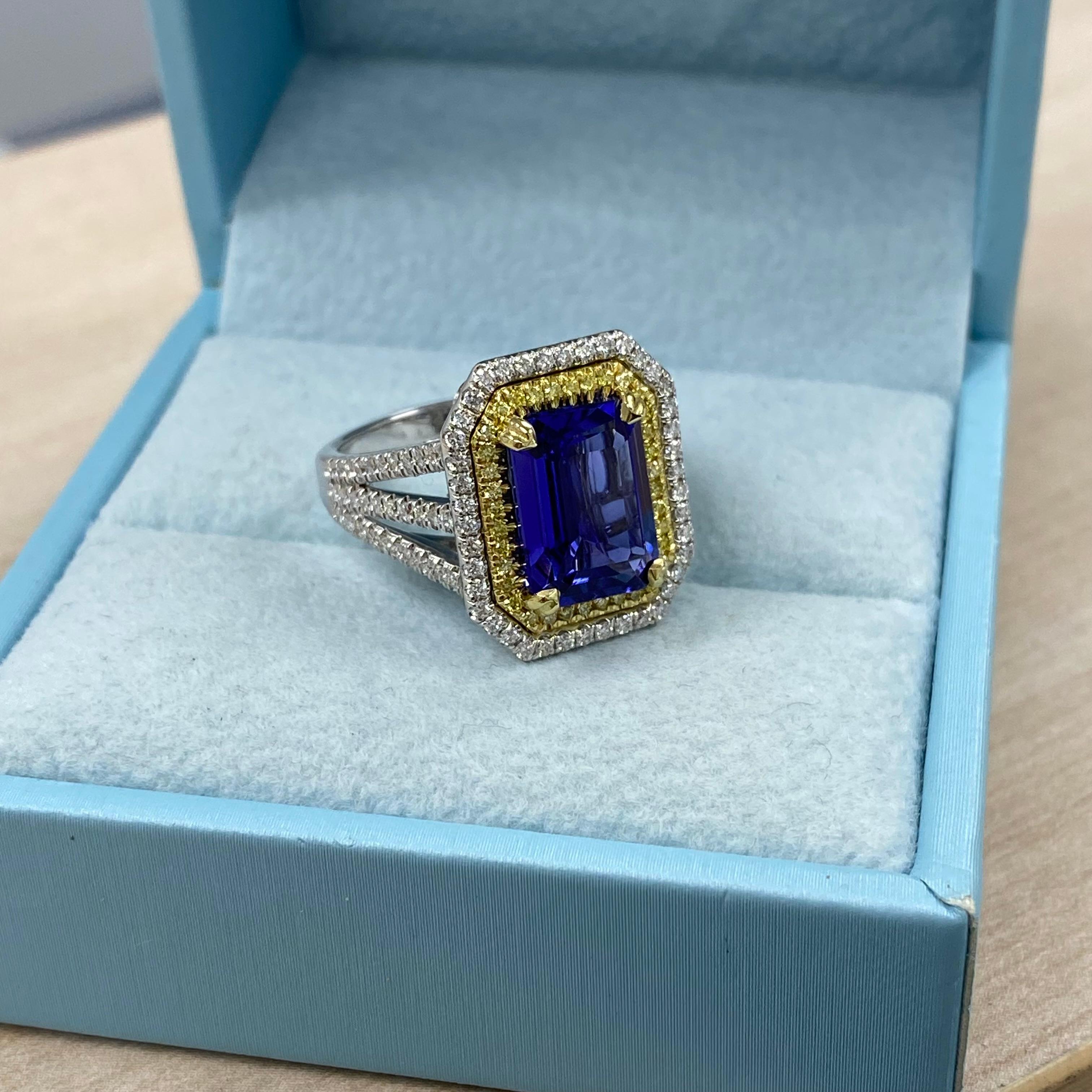 Cette élégante bague est ornée d'une tanzanite violette de 4,18 carats, certifiée par le GIA et taillée en émeraude. Le rapport du GIA porte le numéro 6234244141 et les dimensions sont de 11,06 x 7,94 x 4,97 mm. La tanzanite est élégamment entourée
