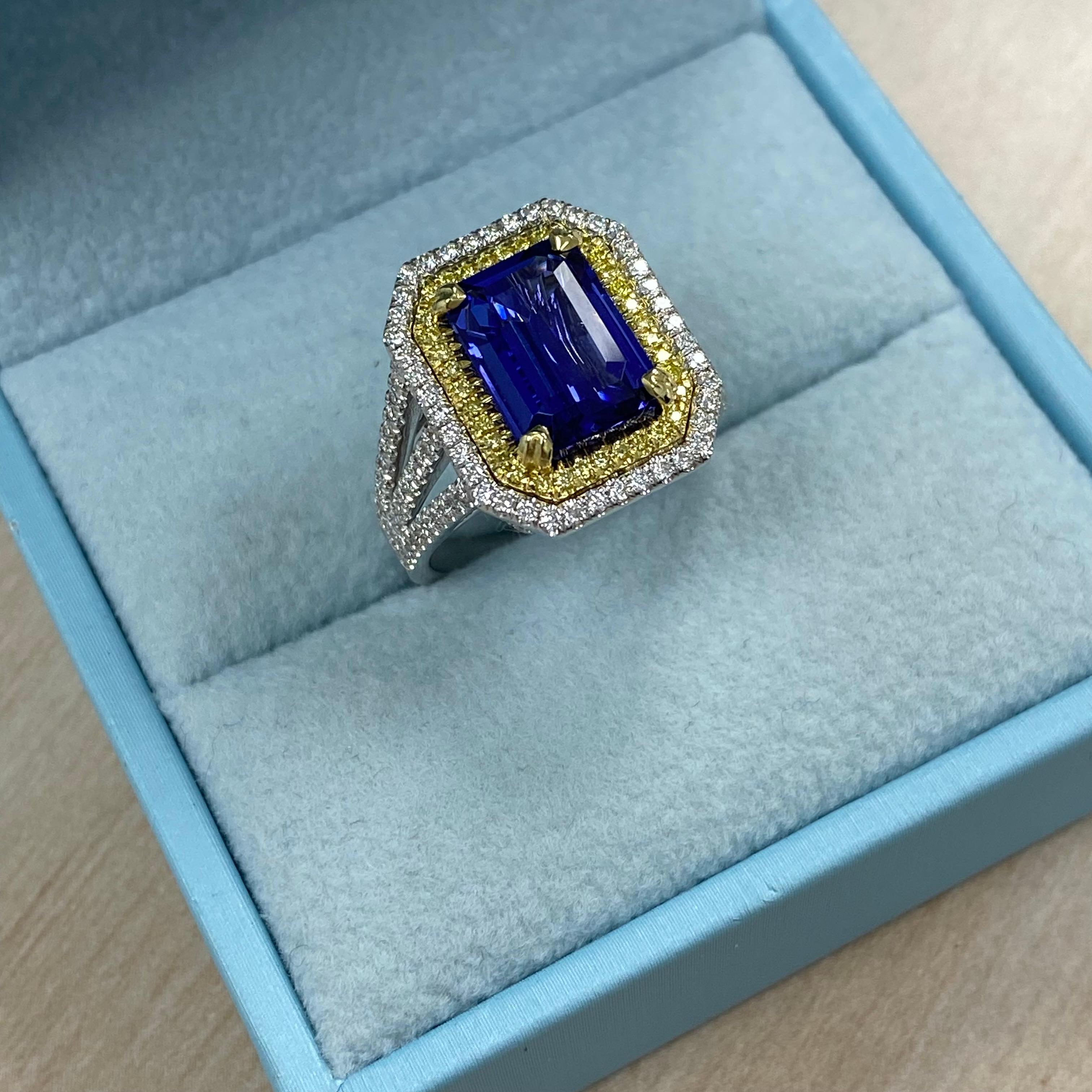 Moderne GIA Certified 5.10 Ctw Emerald Cut Tanzanite Diamond Halo Ring 14K White Gold en vente