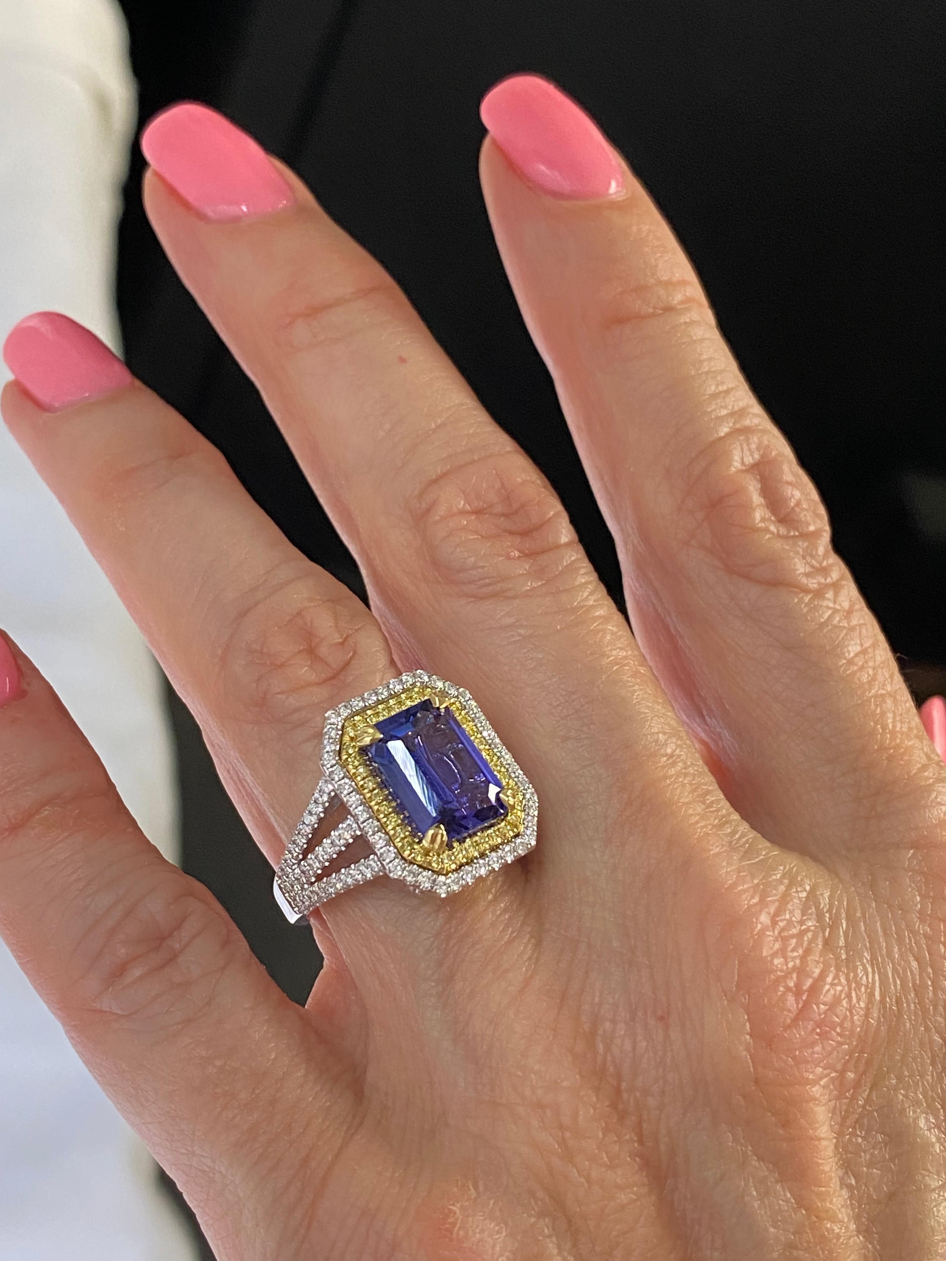 Taille émeraude GIA Certified 5.10 Ctw Emerald Cut Tanzanite Diamond Halo Ring 14K White Gold en vente