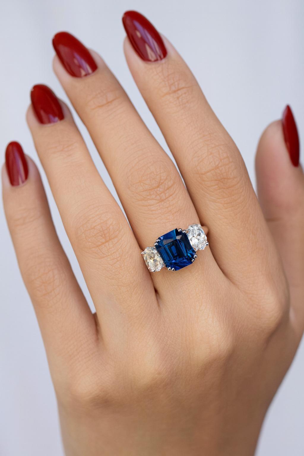 Anello in platino a tre pietre con diamante e zaffiro certificato GIA da 5,11 carati

Un capolavoro da investimento, realizzato in platino 950 massiccio e incastonato con eccezionali gemme certificate GIA. Si tratta di un anello di fascia alta, di