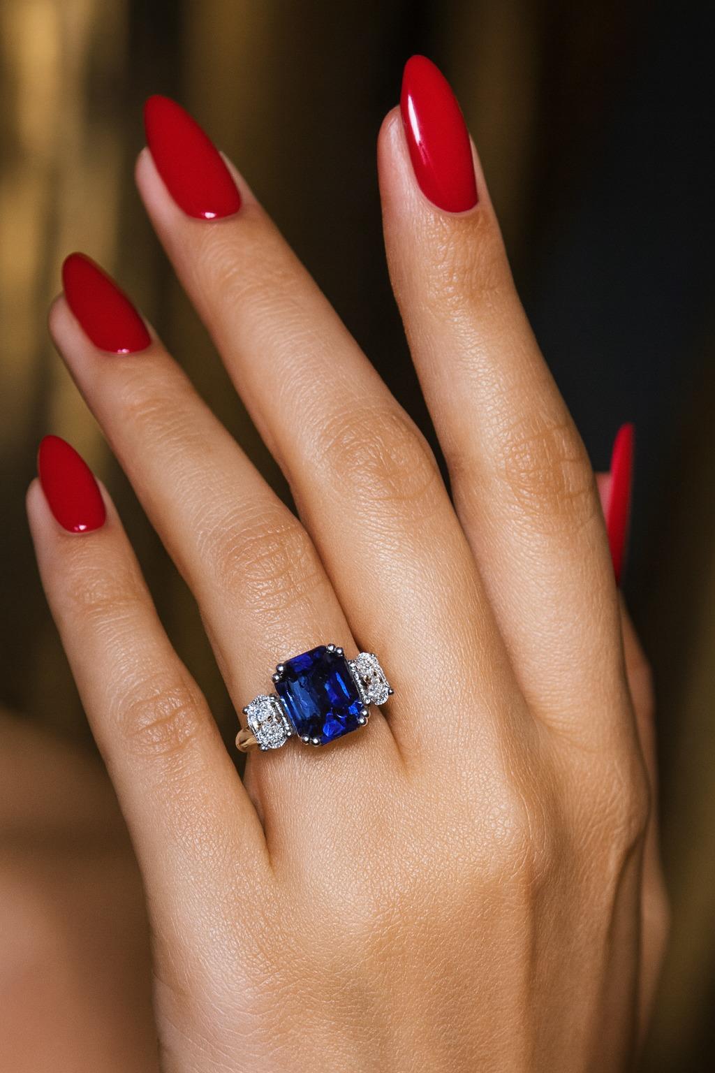Contemporaneo Anello in platino a tre pietre con diamante e zaffiro certificato GIA da 5,11 carati in vendita