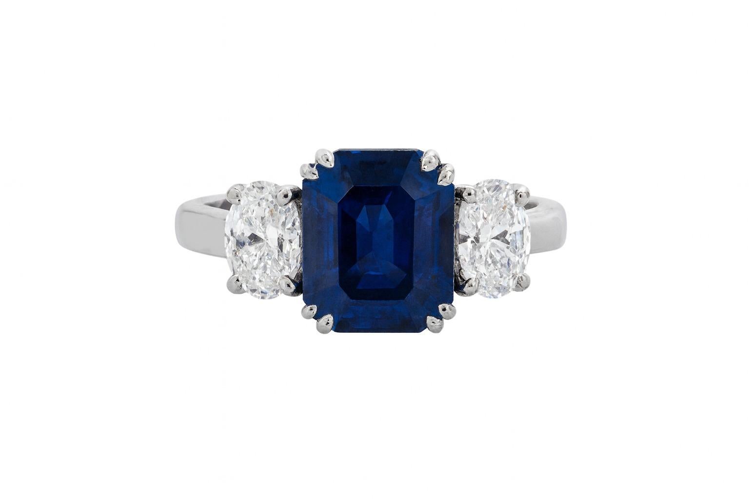 Taglio smeraldo Anello in platino a tre pietre con diamante e zaffiro certificato GIA da 5,11 carati in vendita