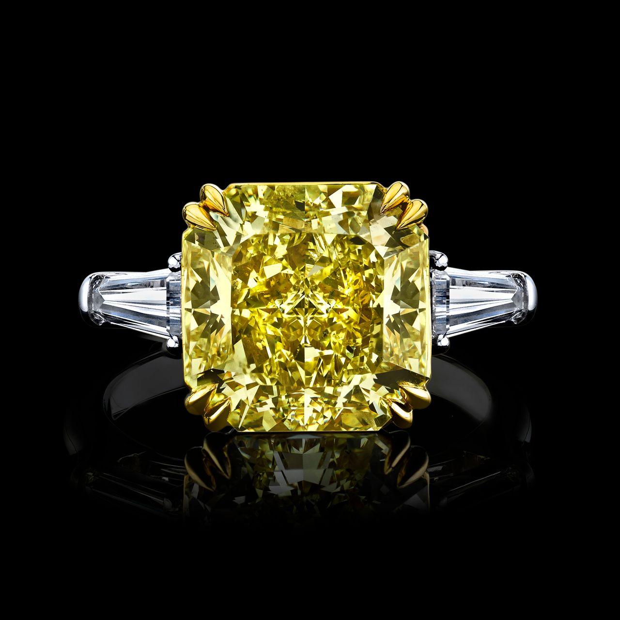Modern GIA Certified 5.05 Carat Fancy Yellow Radiant Cut Diamond Ring VVS2 Clarity For Sale