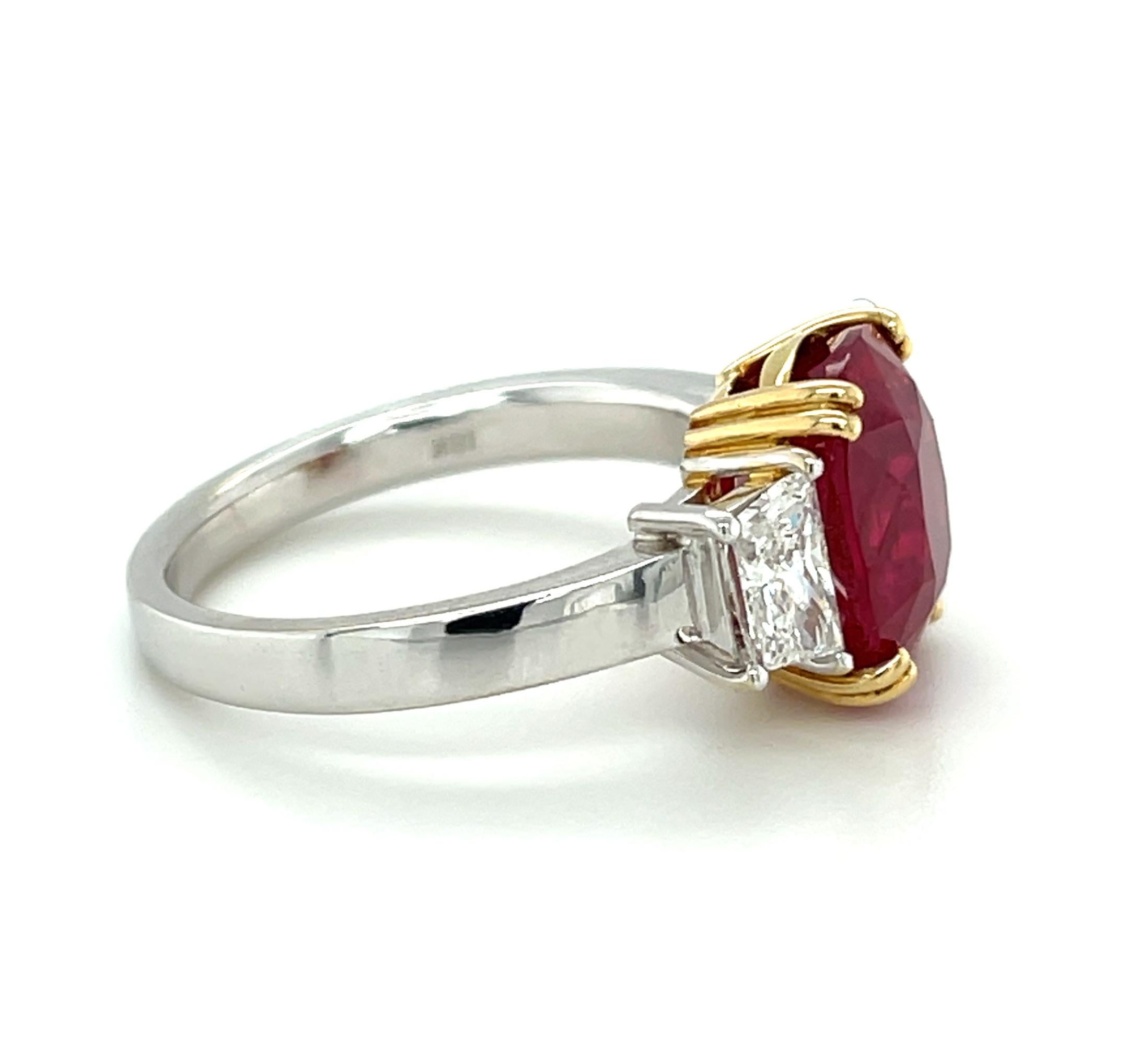 Taille ovale Bague de fiançailles à 3 pierres en or 18 carats avec rubis et diamants de 5,12 carats certifiés GIA  en vente