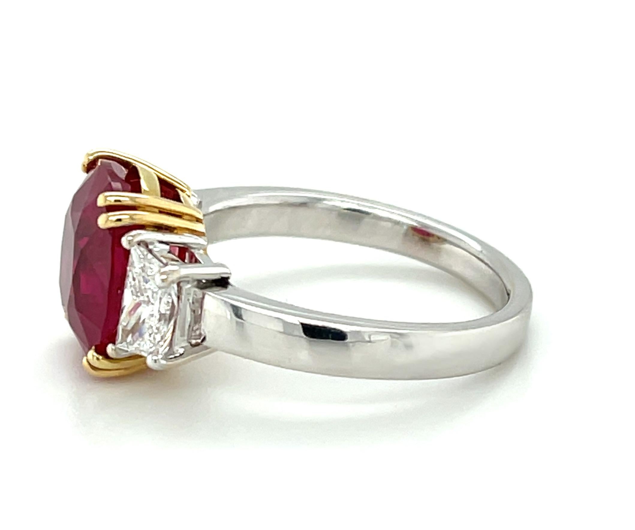 Bague de fiançailles à 3 pierres en or 18 carats avec rubis et diamants de 5,12 carats certifiés GIA  Pour femmes en vente