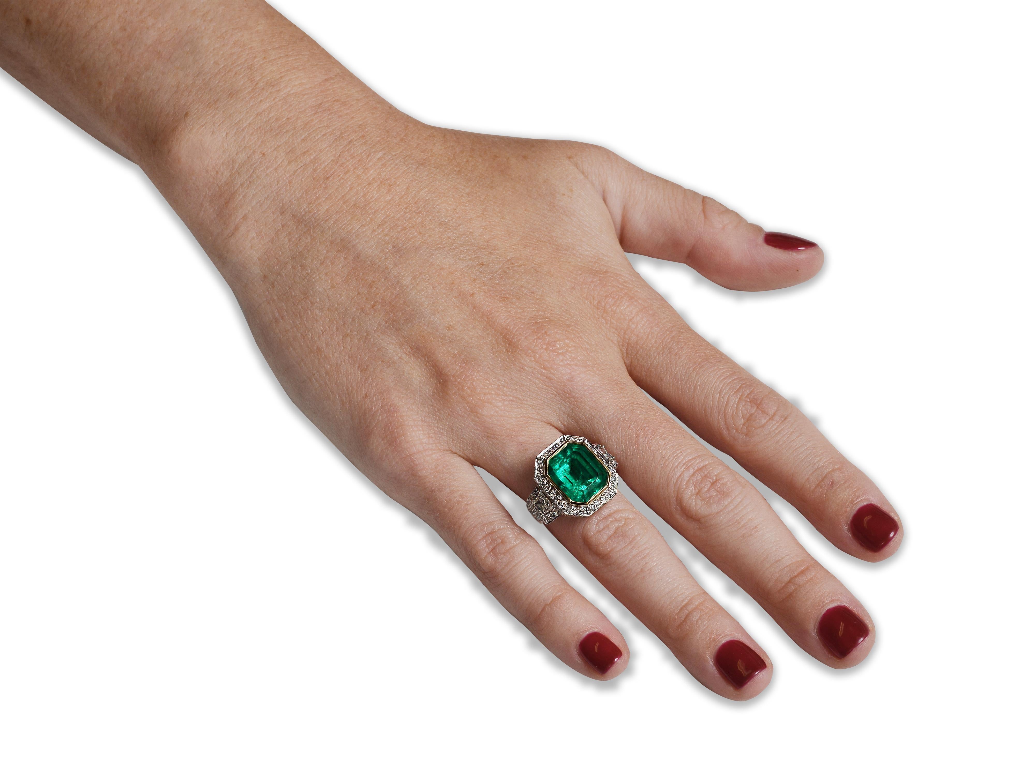GIA Report Certified 5.13 Carat Colombian Emerald Cocktail Ring In New Condition For Sale In Coral Gables, FL