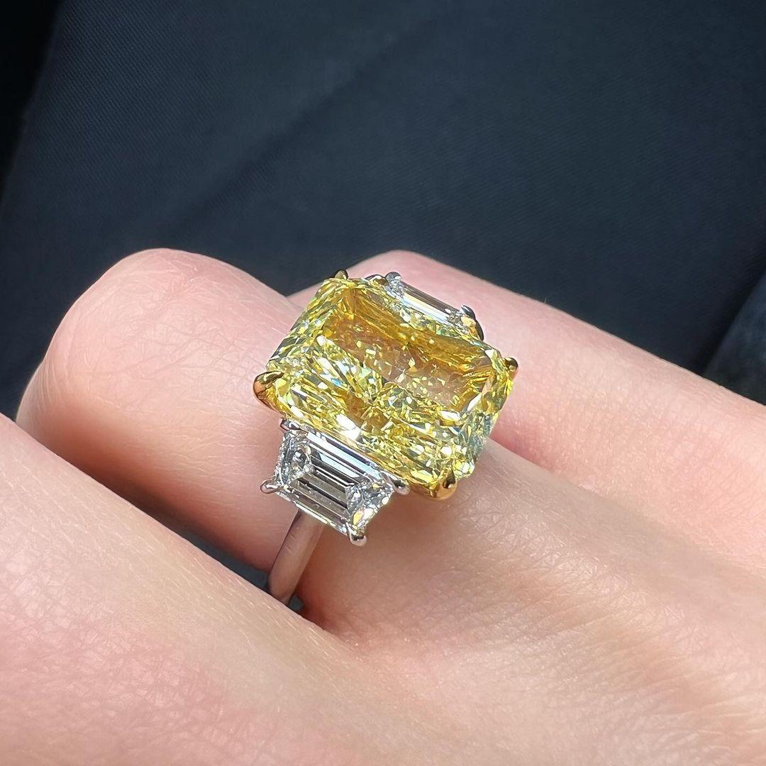 Contemporary GIA Certified 5.67 Carat Fancy Yellow Radiant Cut Diamond Ring in 18K Gold For Sale
