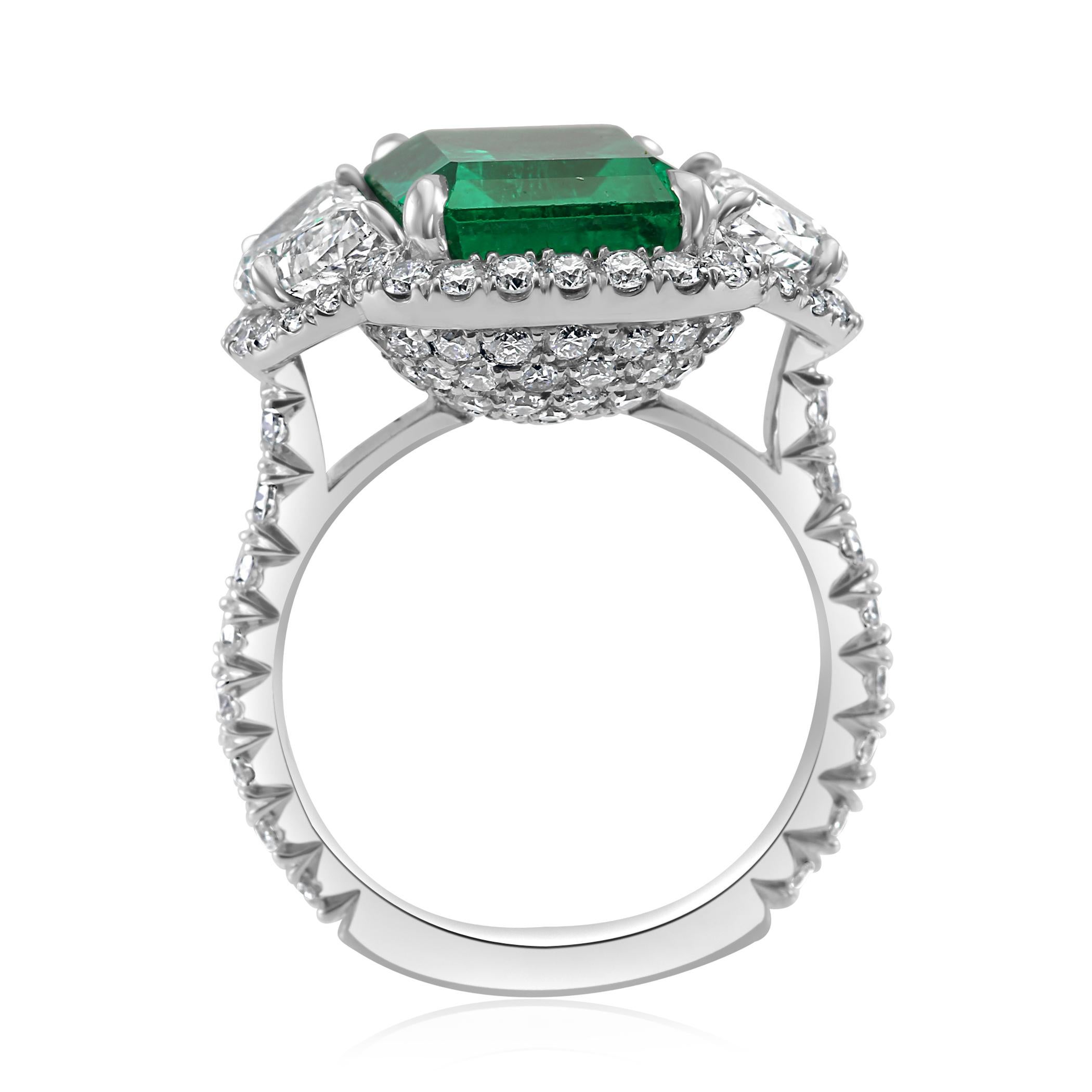 GIA Certified 5.13 Carat No Enhancement Colombian Emerald Three-Stone Ring In New Condition In NEW YORK, NY