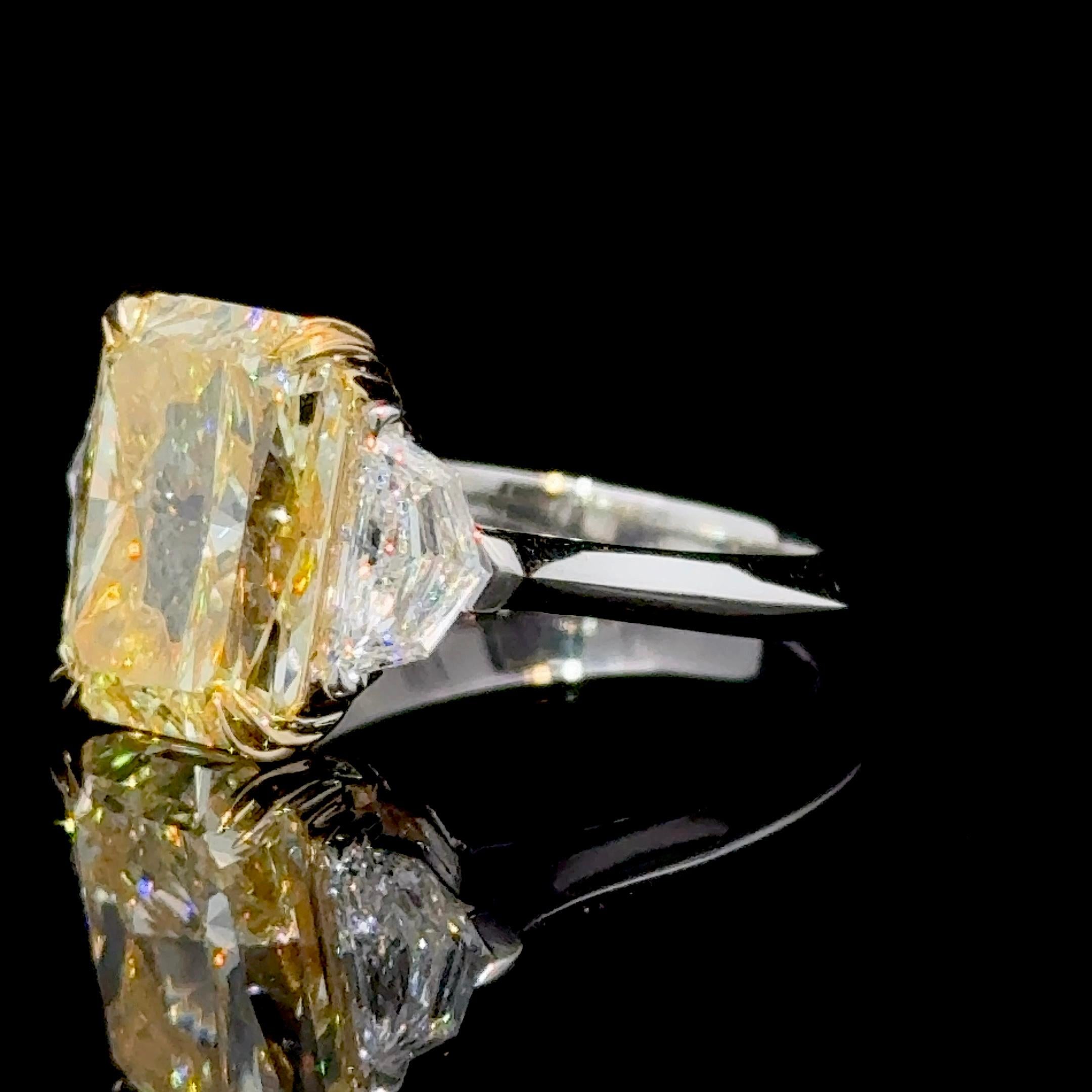 Anillo de tres piedras amarillo fantasía de corte radiante rectangular certificado por GIA de 5,13 quilates Corte radiante en venta