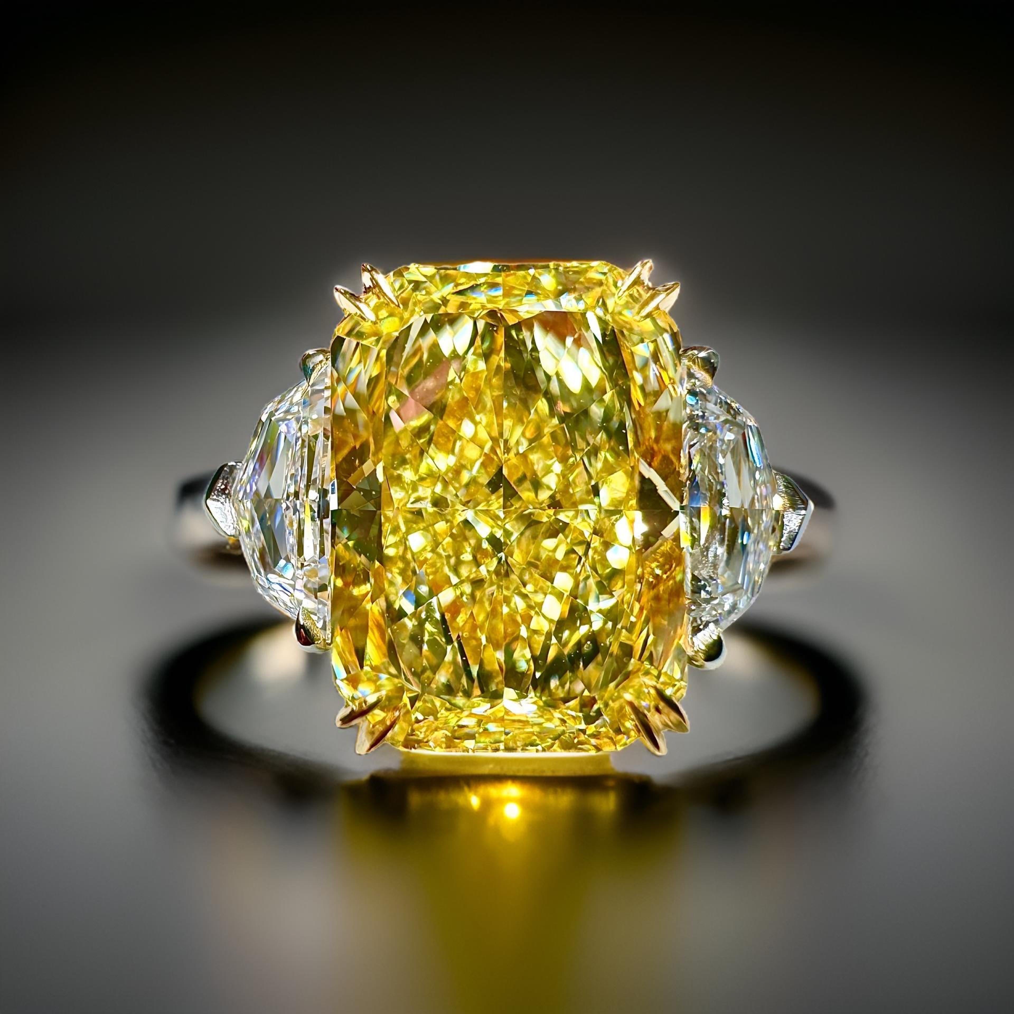 GIA-zertifizierter 5,13 Karat rechteckiger Ring mit gelben drei Steinen im Strahlenschliff im Zustand „Neu“ im Angebot in New York, NY
