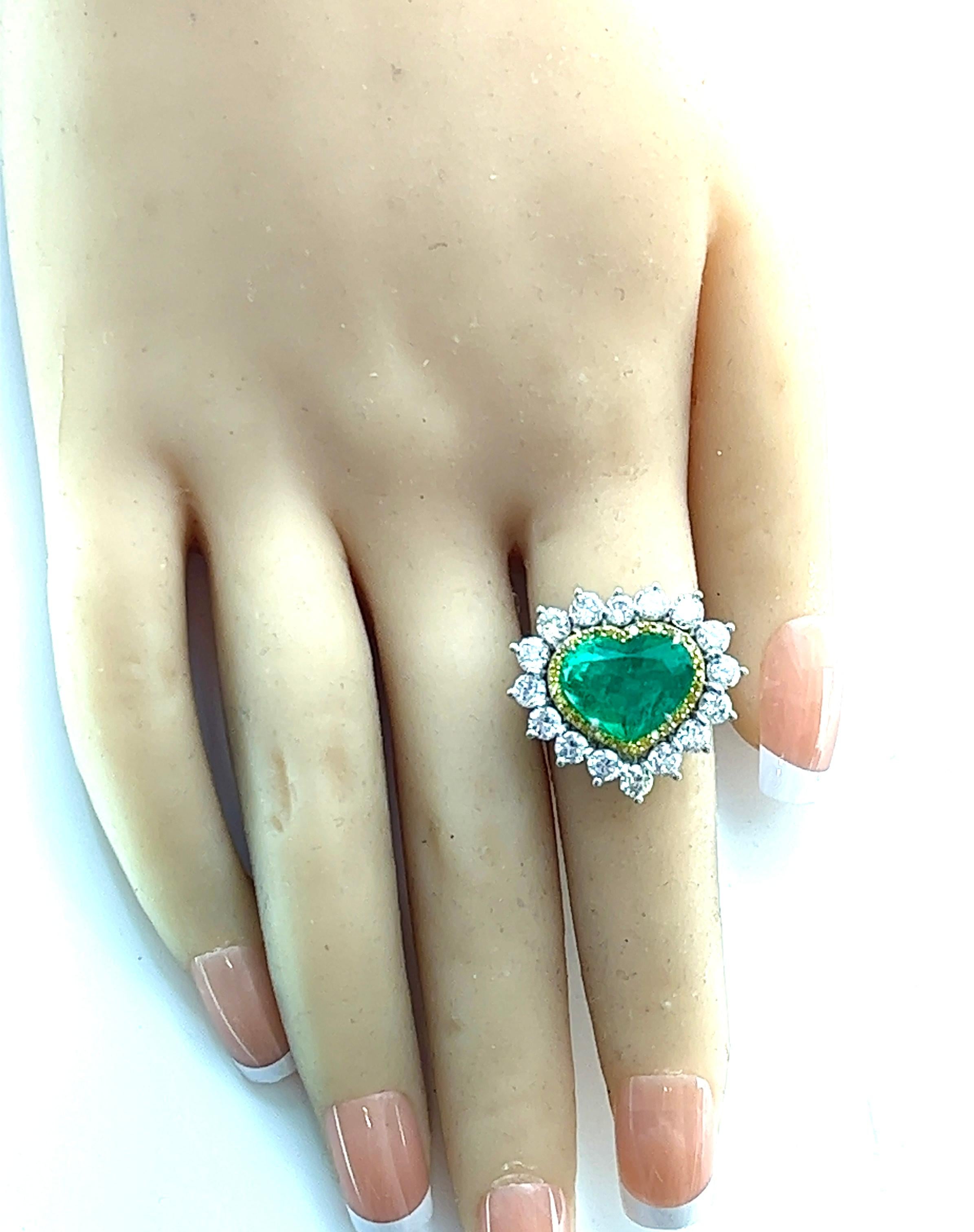 Women's or Men's G.I.A. Certified 5.15 Carats Colombian Emerald 3 Ct Diamonds Cocktail Ring. For Sale