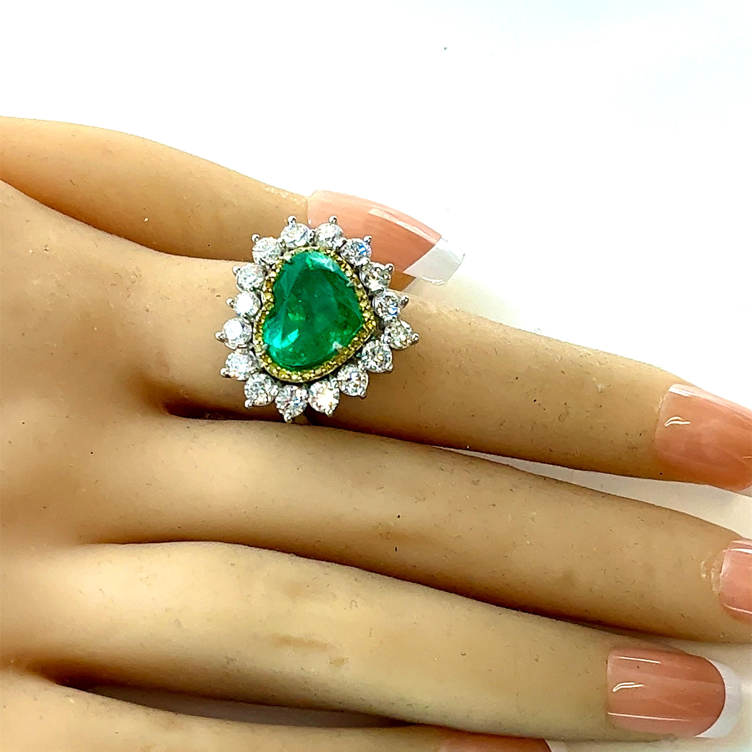 G.I.A. Certified 5.15 Carats Colombian Emerald 3 Ct Diamonds Cocktail Ring. For Sale 1