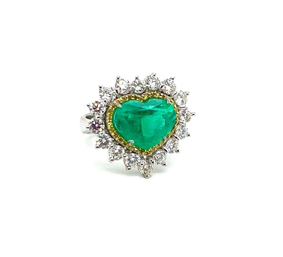 G.I.A. Certified 5.15 Carats Colombian Emerald 3 Ct Diamonds Cocktail Ring. For Sale 2