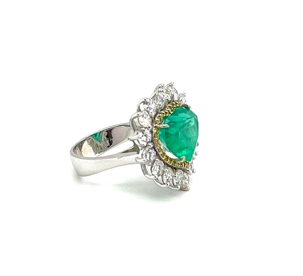 G.I.A. Certified 5.15 Carats Colombian Emerald 3 Ct Diamonds Cocktail Ring. For Sale 3