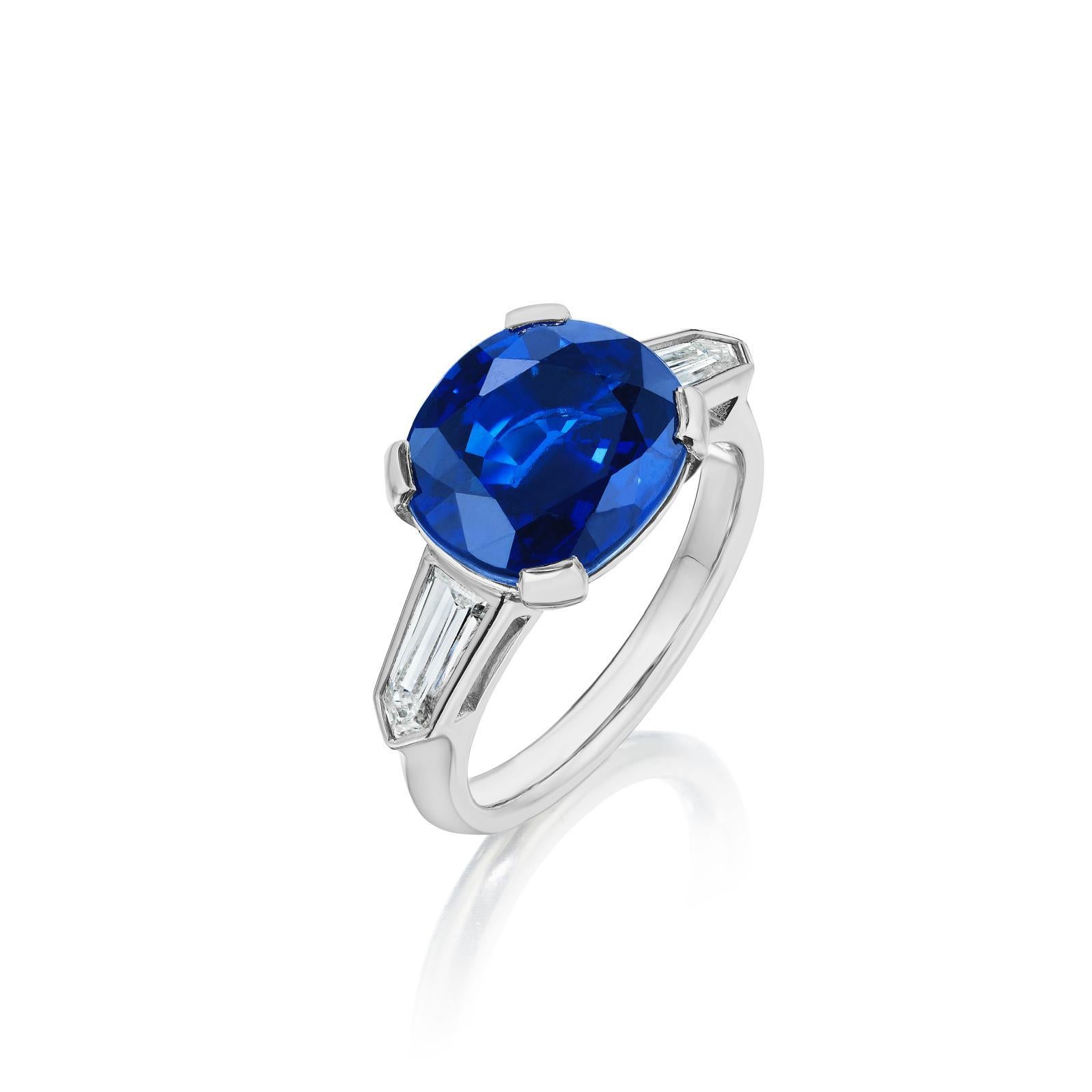 Au centre, un magnifique saphir de 5,16 carats à taille coussin, flanqué de diamants en forme de bulles effilées pesant 0,72 carats.
Saphir serti dans un style est-ouest pour un look contemporain ultime.
Le saphir est certifié par la GIA comme étant