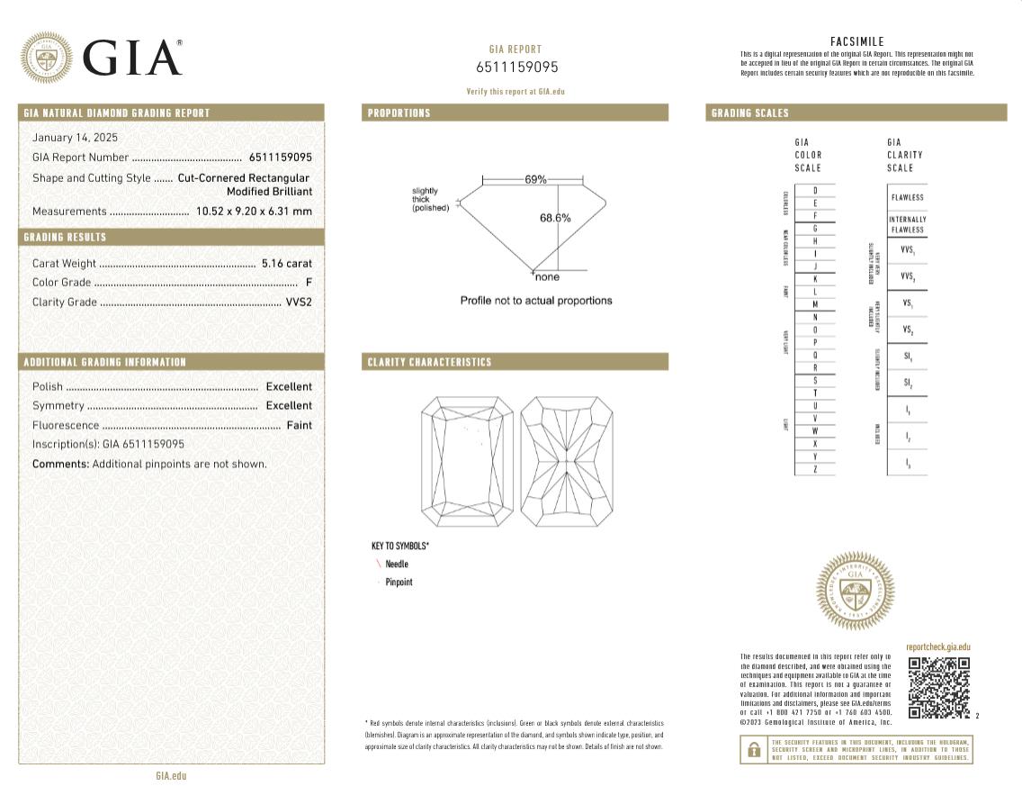 Un sorprendente anello di fidanzamento a tre pietre con un diamante a taglio radiante da 5,16 carati certificato GIA, di colore F e purezza VVS2. La pietra centrale è affiancata da due diamanti taglio trilione splendidamente abbinati che ne esaltano