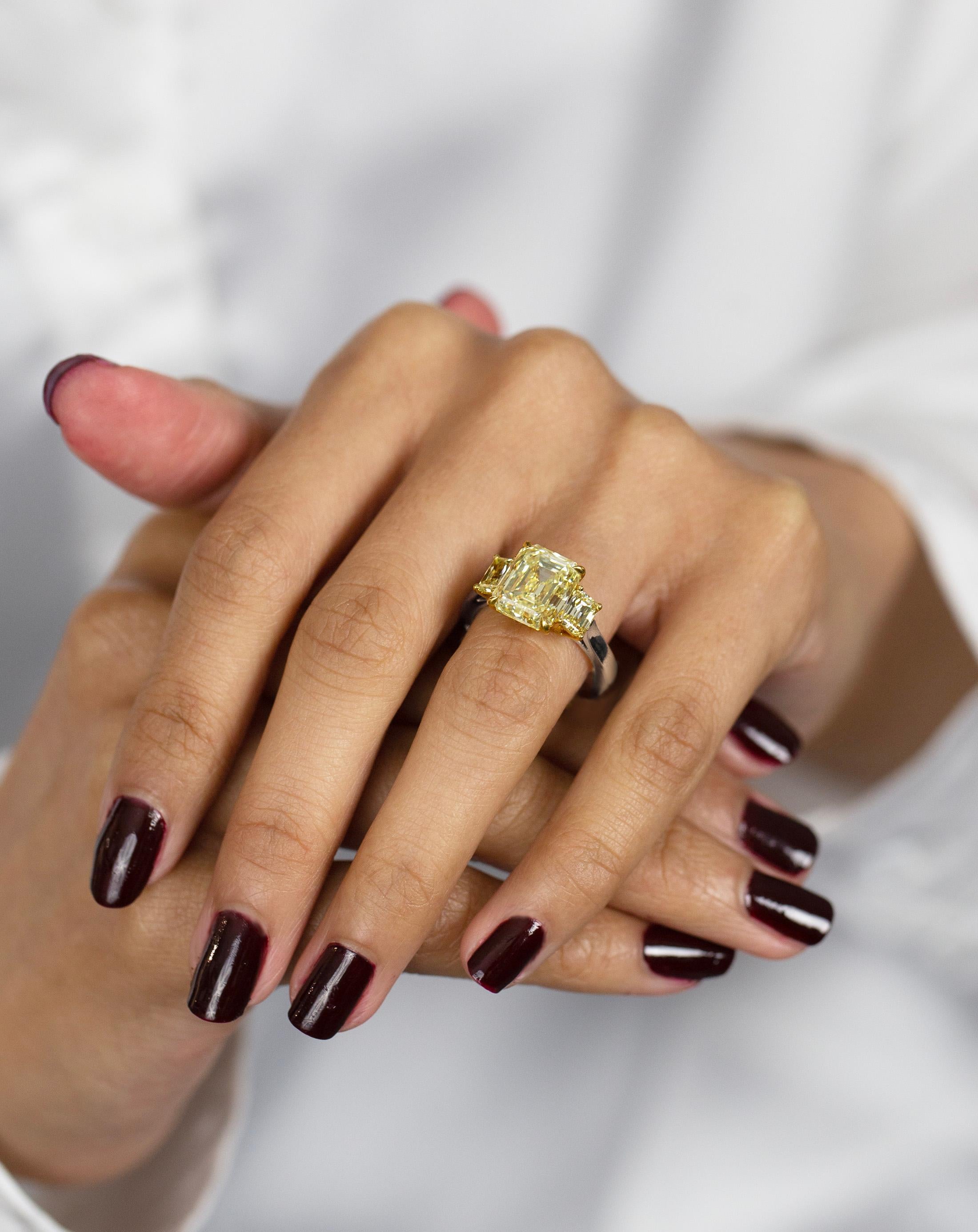 Contemporain Bague de fiançailles à trois pierres en diamant jaune taille émeraude de 5,17 carats certifié GIA en vente