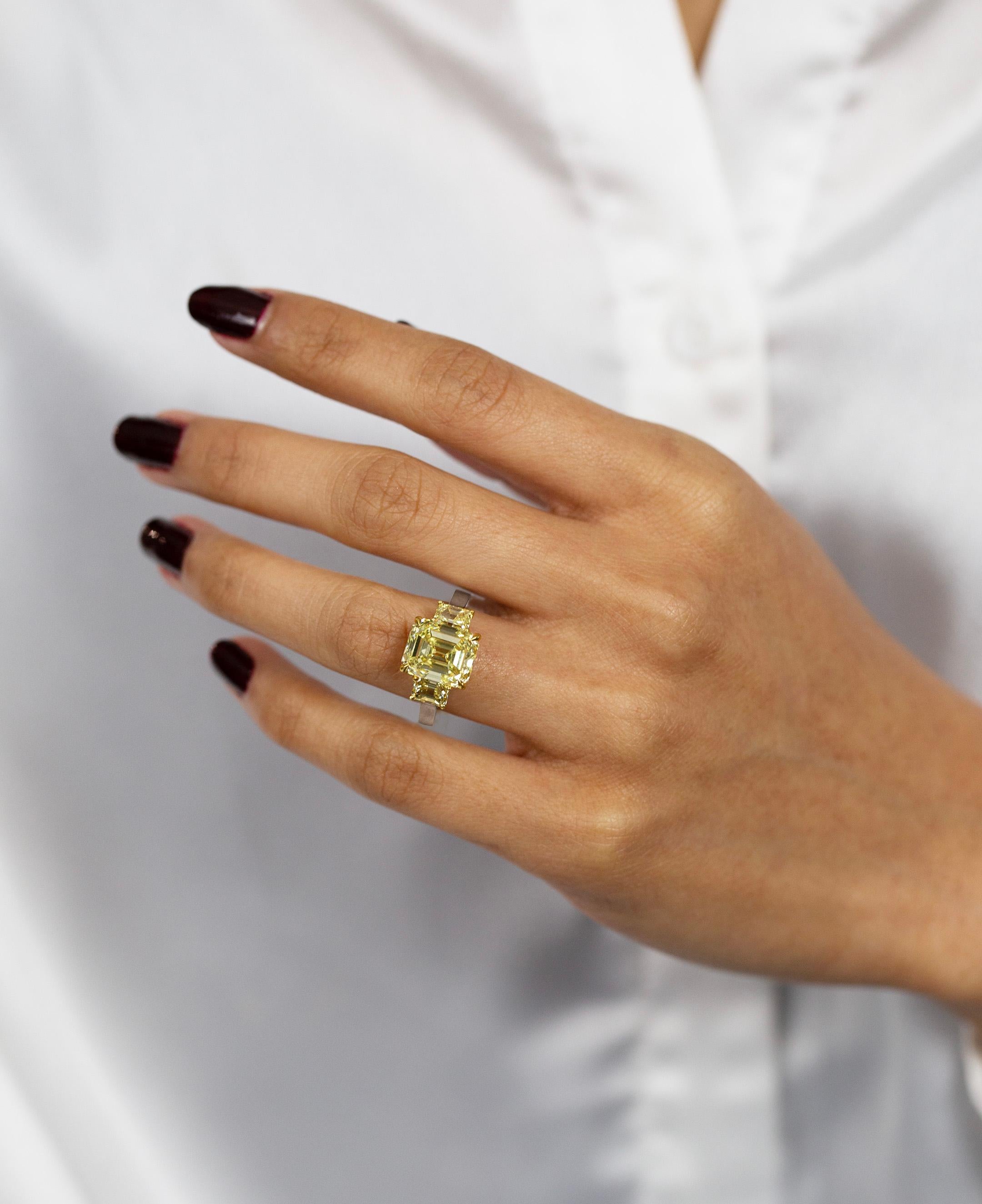 Taille émeraude Bague de fiançailles à trois pierres en diamant jaune taille émeraude de 5,17 carats certifié GIA en vente