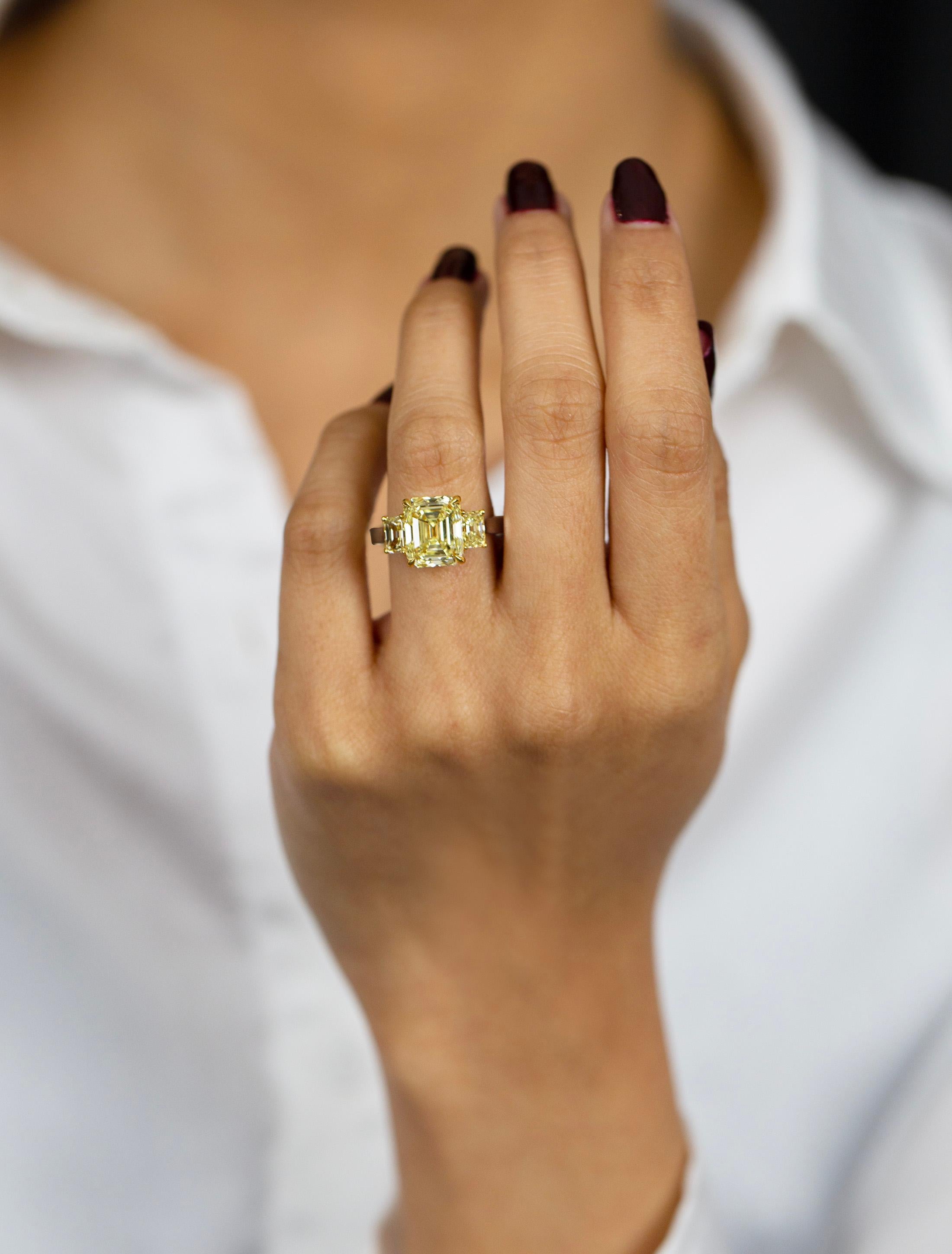 Bague de fiançailles à trois pierres en diamant jaune taille émeraude de 5,17 carats certifié GIA Neuf - En vente à New York, NY