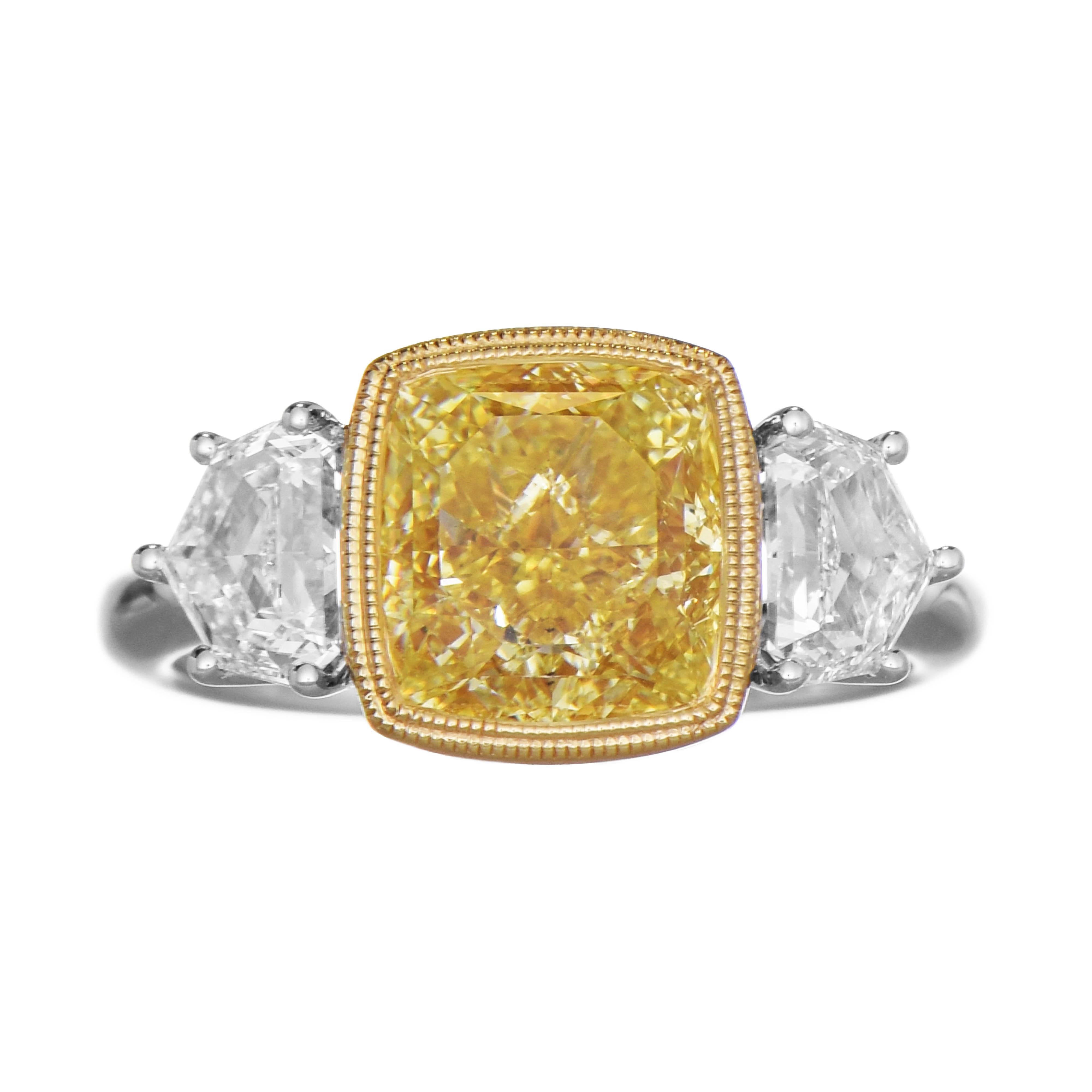 GIA Certified 5.19 Carat Fancy Diamond White and Yellow Gold Ring In New Condition For Sale In New York, NY