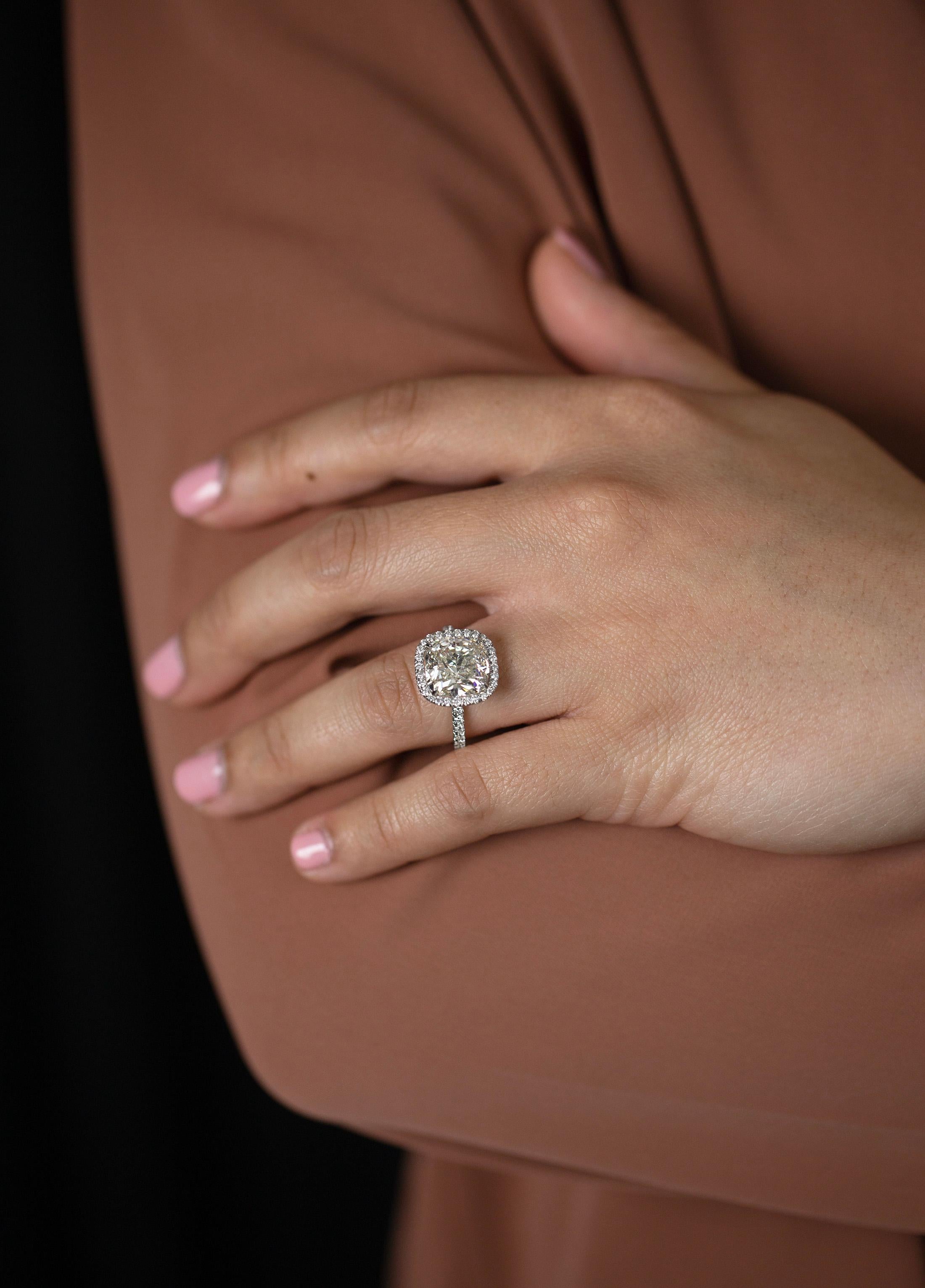 Verlobungsring mit GIA-zertifiziertem 5.19 Karat Diamant-Halo im Kissenschliff im Zustand „Neu“ im Angebot in New York, NY