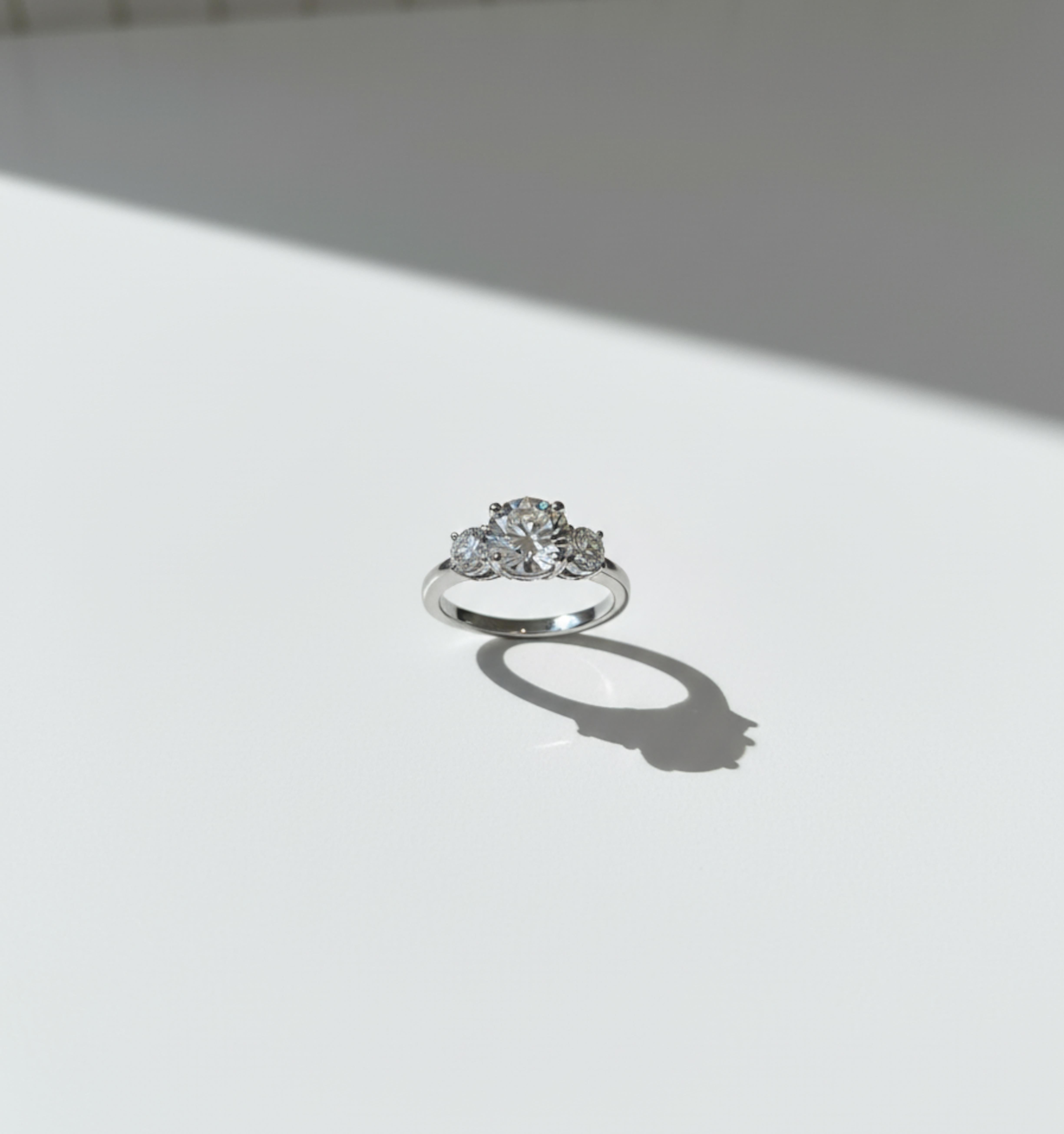 Taille ronde Bague de fiançailles certifiée GIA de 5,20 carats de diamants ronds taillés en brillant en vente