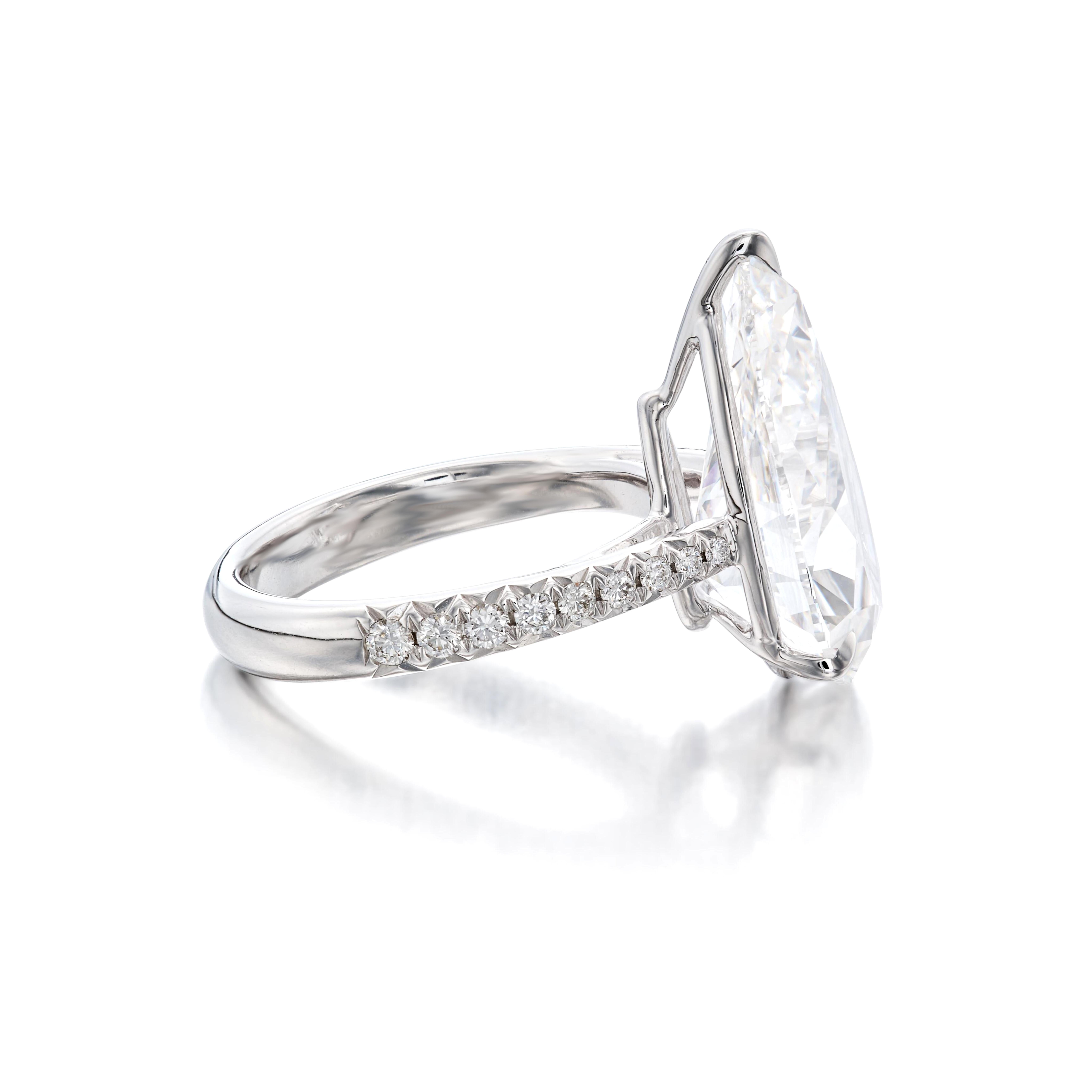 GIA Certified 5.21 Carat Pear Cut Diamond Halo Ring (Zeitgenössisch) im Angebot