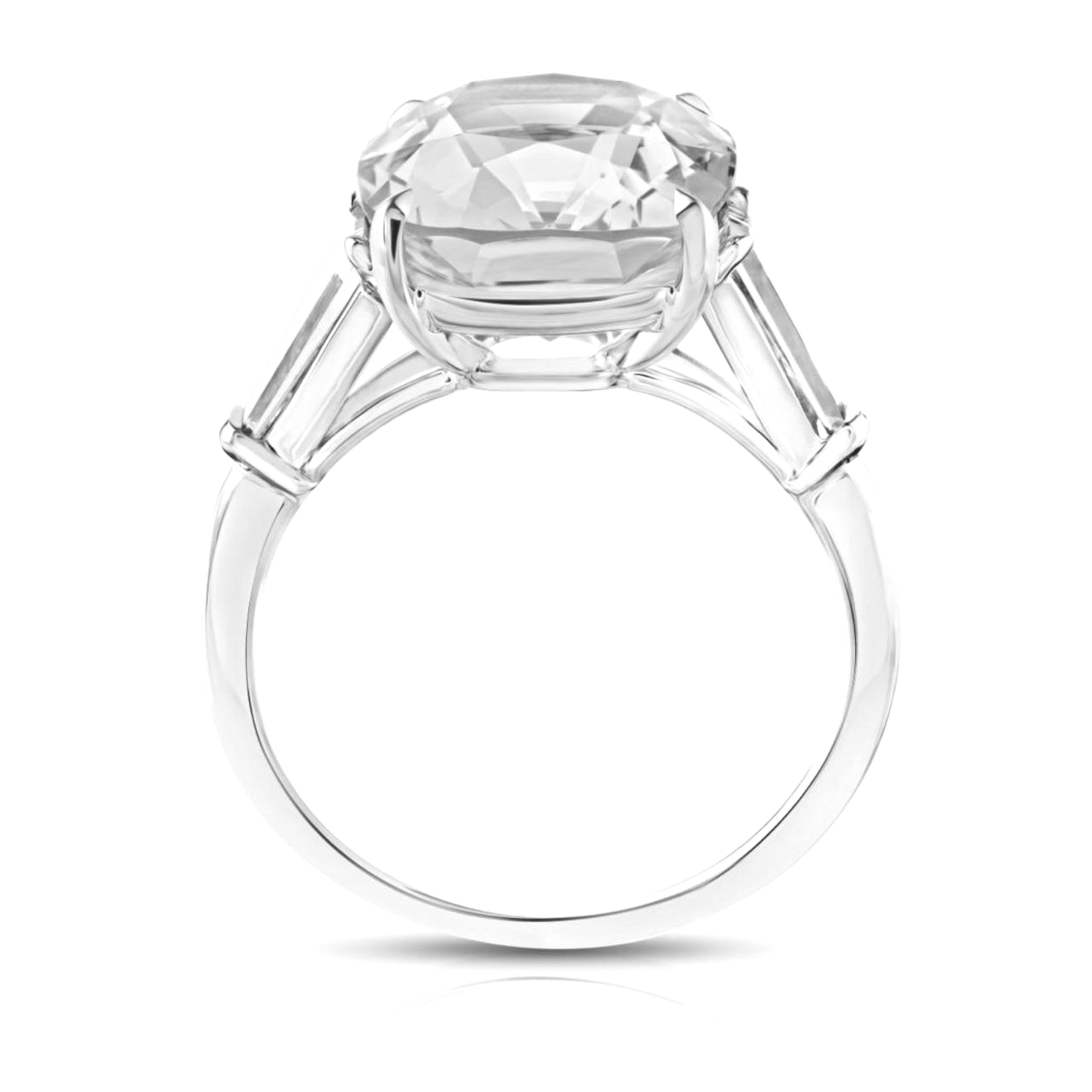 Ein echtes Sammlerstück. Dieser außergewöhnliche 5,22-Karat-Diamant im Altminenschliff gehört zu den seltensten Diamanten überhaupt. Er weist eine Reinheit von K und Vs1 mit mittelblauer Fluoreszenz auf, die dem Stein ein sehr weißes Antlitz