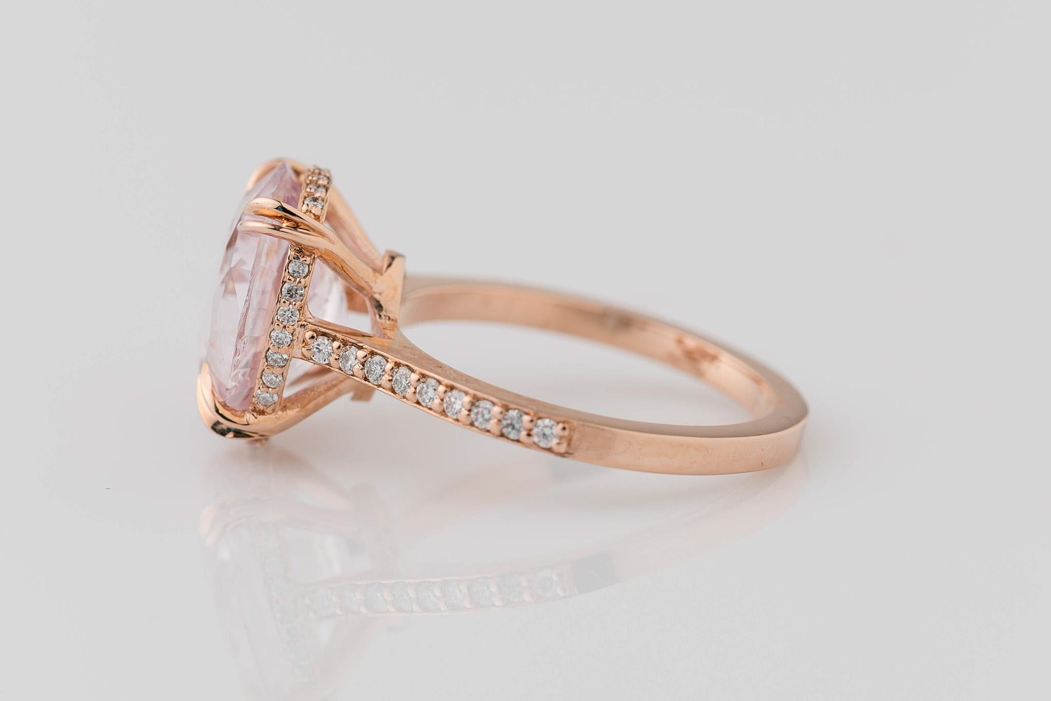 Taille ovale Certifié GIA, 5.22 ct. Bague de fiançailles saphir ovale rose naturel et diamant  en vente