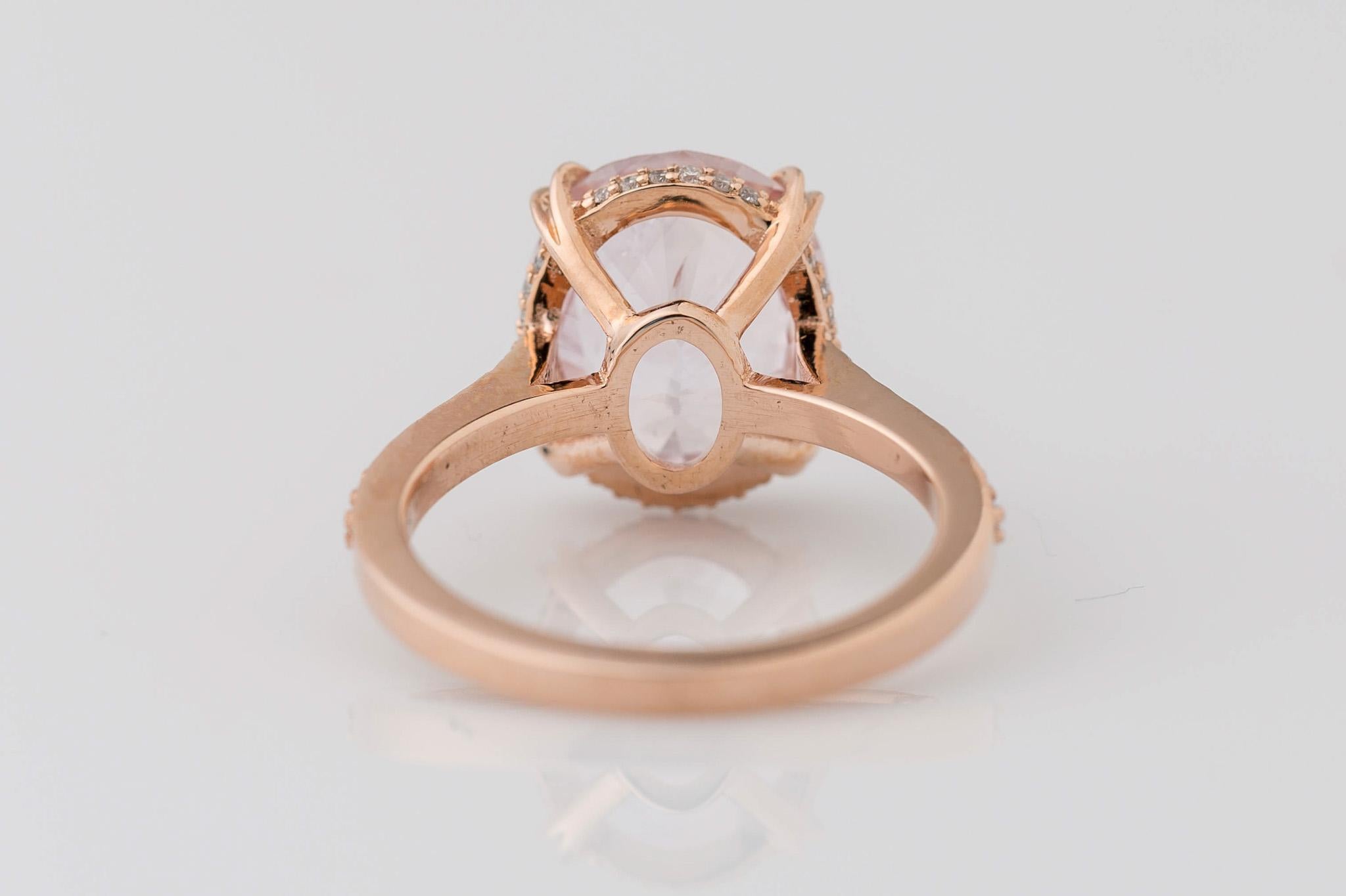 GIA-zertifizierte 5.22 Karat. Verlobungsring mit natürlichem rosa ovalem Saphir und Diamant  im Zustand „Neu“ im Angebot in Los Angeles, CA