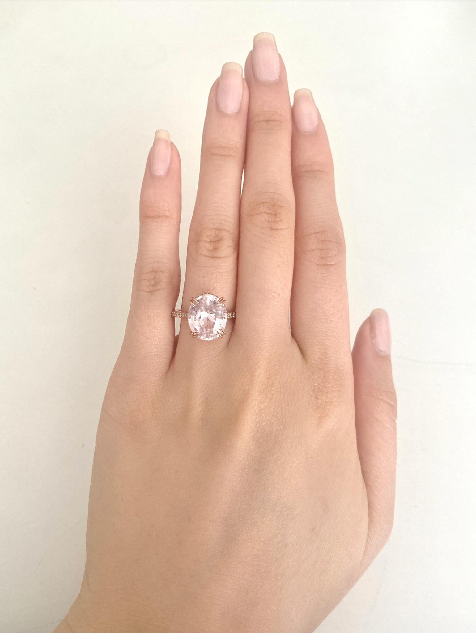 GIA-zertifizierte 5.22 Karat. Verlobungsring mit natürlichem rosa ovalem Saphir und Diamant  Damen im Angebot