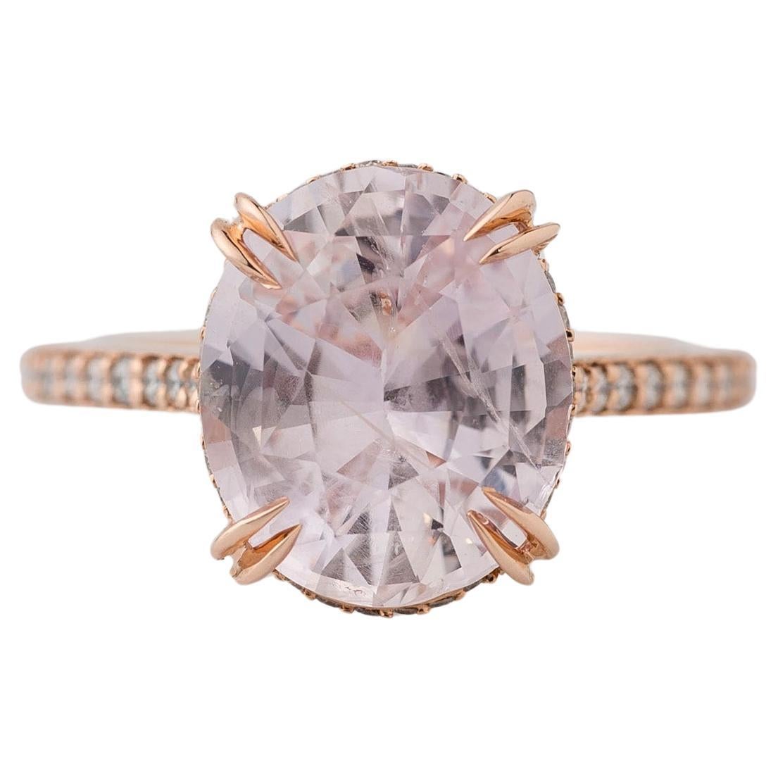 Certifié GIA, 5.22 ct. Bague de fiançailles saphir ovale rose naturel et diamant  en vente