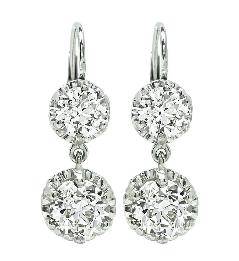 Questo è un elegante paio di orecchini in platino. Gli orecchini presentano scintillanti diamanti taglio vecchio europeo certificati GIA del peso di 1,00ct, 1,00ct, 1,53ct e 1,69ct. Il colore di questi diamanti è rispettivamente J con purezza VS2, J